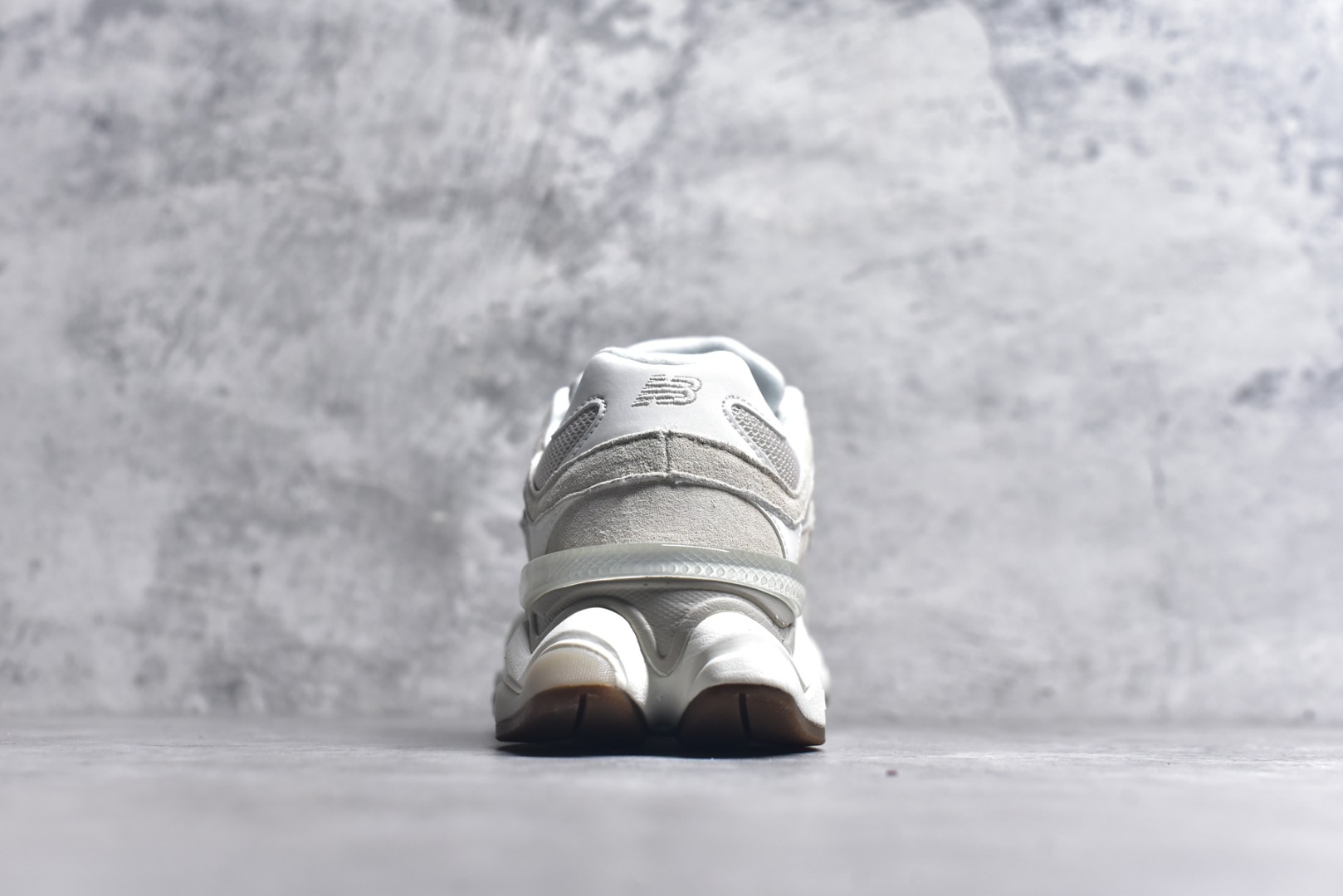 图片[5]-#New Balance NB9060 联名款 复古休闲运动慢跑鞋 U9060ASP #鞋款灵感源自设计师本人对夏日的怀日回忆。鞋面大身由空间双格及磨砂鞋面拼接而生，配以柔和、温暖的粉橘色调，夏日氛围拉满 #采用大面积网眼以及麂皮材质覆盖鞋身，还原经典气质。搭载ABZORB避震科技，由泡沫聚酯制成，上脚可以有效减少由鞋底反弹对身体及双腿的冲击力 尺码：36 37 37.5 38 38.5 39 40 40.5 41 42 42.5 43 44 44.5 45 46.5-选品中心