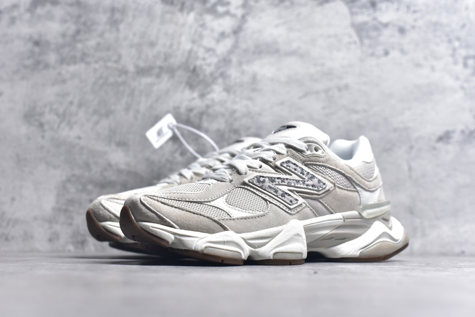 图片[2]-#New Balance NB9060 联名款 复古休闲运动慢跑鞋 U9060ASP #鞋款灵感源自设计师本人对夏日的怀日回忆。鞋面大身由空间双格及磨砂鞋面拼接而生，配以柔和、温暖的粉橘色调，夏日氛围拉满 #采用大面积网眼以及麂皮材质覆盖鞋身，还原经典气质。搭载ABZORB避震科技，由泡沫聚酯制成，上脚可以有效减少由鞋底反弹对身体及双腿的冲击力 尺码：36 37 37.5 38 38.5 39 40 40.5 41 42 42.5 43 44 44.5 45 46.5-选品中心