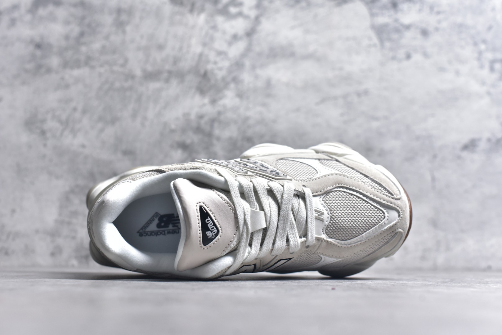 图片[4]-#New Balance NB9060 联名款 复古休闲运动慢跑鞋 U9060ASP #鞋款灵感源自设计师本人对夏日的怀日回忆。鞋面大身由空间双格及磨砂鞋面拼接而生，配以柔和、温暖的粉橘色调，夏日氛围拉满 #采用大面积网眼以及麂皮材质覆盖鞋身，还原经典气质。搭载ABZORB避震科技，由泡沫聚酯制成，上脚可以有效减少由鞋底反弹对身体及双腿的冲击力 尺码：36 37 37.5 38 38.5 39 40 40.5 41 42 42.5 43 44 44.5 45 46.5-选品中心