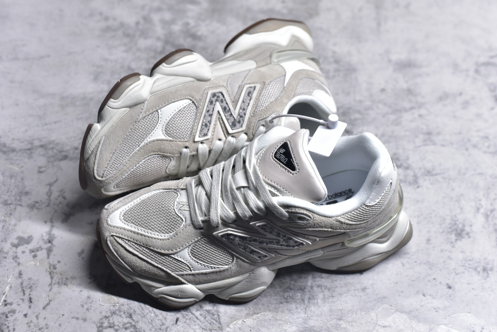 图片[7]-#New Balance NB9060 联名款 复古休闲运动慢跑鞋 U9060ASP #鞋款灵感源自设计师本人对夏日的怀日回忆。鞋面大身由空间双格及磨砂鞋面拼接而生，配以柔和、温暖的粉橘色调，夏日氛围拉满 #采用大面积网眼以及麂皮材质覆盖鞋身，还原经典气质。搭载ABZORB避震科技，由泡沫聚酯制成，上脚可以有效减少由鞋底反弹对身体及双腿的冲击力 尺码：36 37 37.5 38 38.5 39 40 40.5 41 42 42.5 43 44 44.5 45 46.5-选品中心