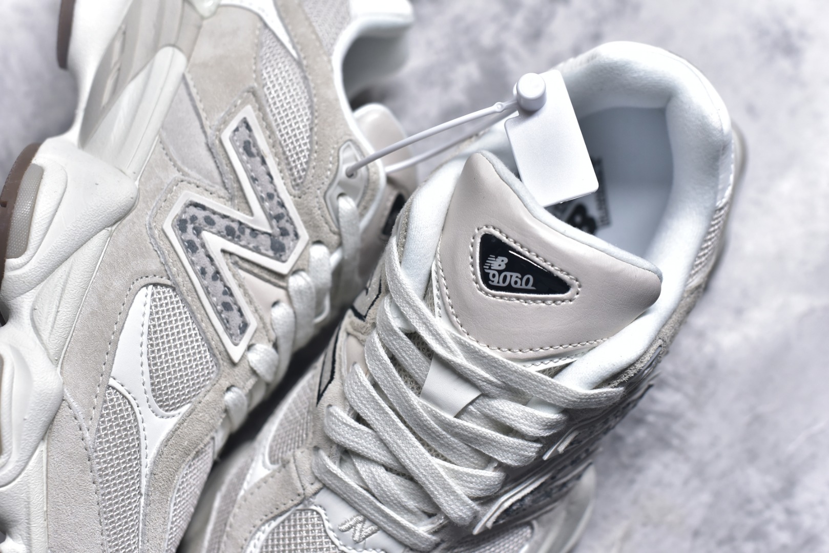 图片[9]-#New Balance NB9060 联名款 复古休闲运动慢跑鞋 U9060ASP #鞋款灵感源自设计师本人对夏日的怀日回忆。鞋面大身由空间双格及磨砂鞋面拼接而生，配以柔和、温暖的粉橘色调，夏日氛围拉满 #采用大面积网眼以及麂皮材质覆盖鞋身，还原经典气质。搭载ABZORB避震科技，由泡沫聚酯制成，上脚可以有效减少由鞋底反弹对身体及双腿的冲击力 尺码：36 37 37.5 38 38.5 39 40 40.5 41 42 42.5 43 44 44.5 45 46.5-选品中心