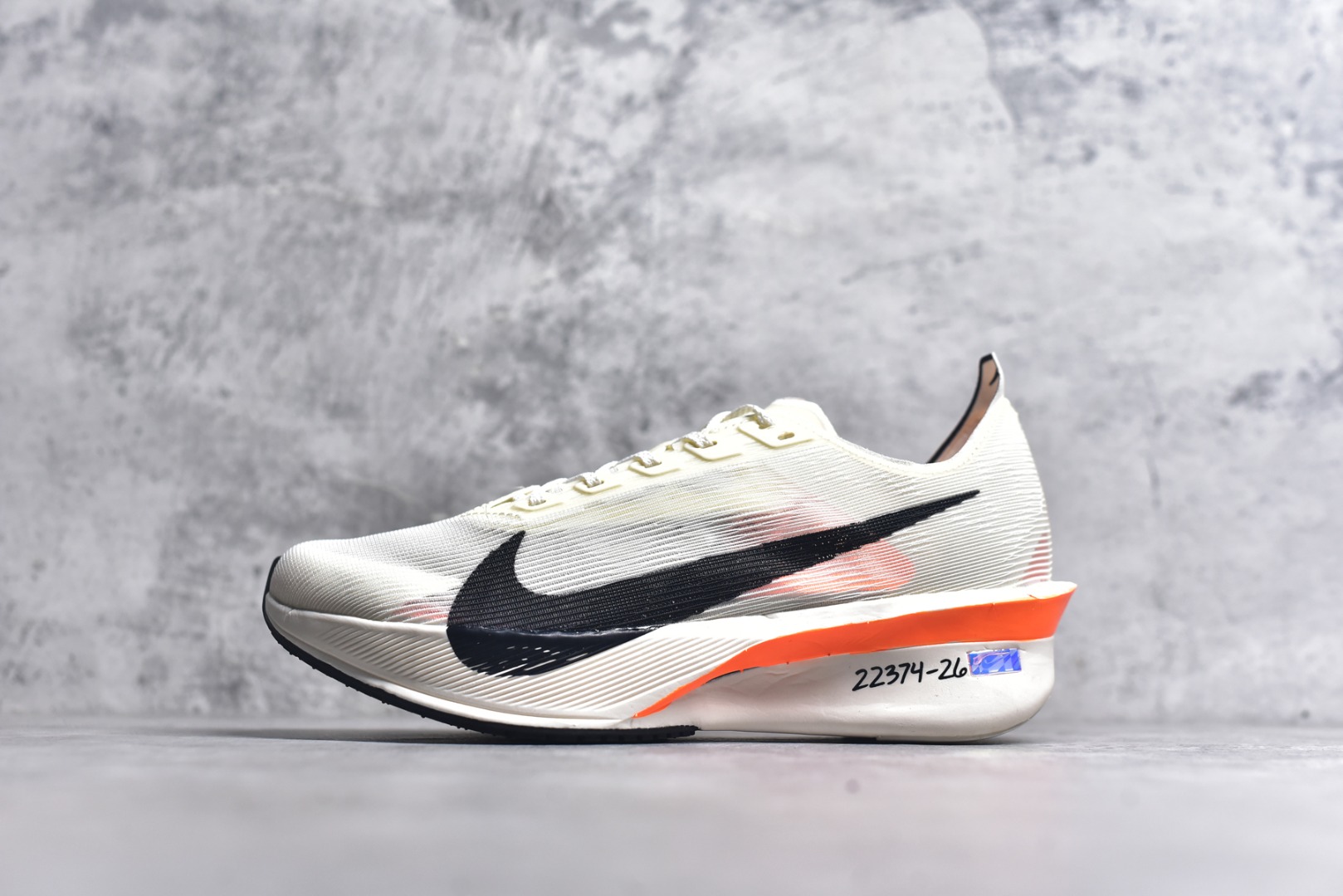 #NK Zoom VaporFly Next 4% 舒适百搭透气回弹低帮短跑马拉松跑步鞋 HF6413-100 采用精致醒目设计，精准诠释雅各布·因格布里格森的风格，聚焦他的核心信念：家庭与夺冠。该鞋款在前代鞋款的基础上减轻重量，但不影响性能表现。碳纤维 Flyplate 结合出众回弹的ZoomX泡绵中底，缔造比赛日佳选，令你快意难挡，疾速冲刺。这款公路竞速跑步鞋具备匠心品质，无论是日常畅跑还是马拉松，皆可轻松驾驭，是雅各布的信赖之选。尺码：36 36.5 37.5 38 38.5 39 40 40.5 41 42 42.5 43 44 44.5 45-选品中心
