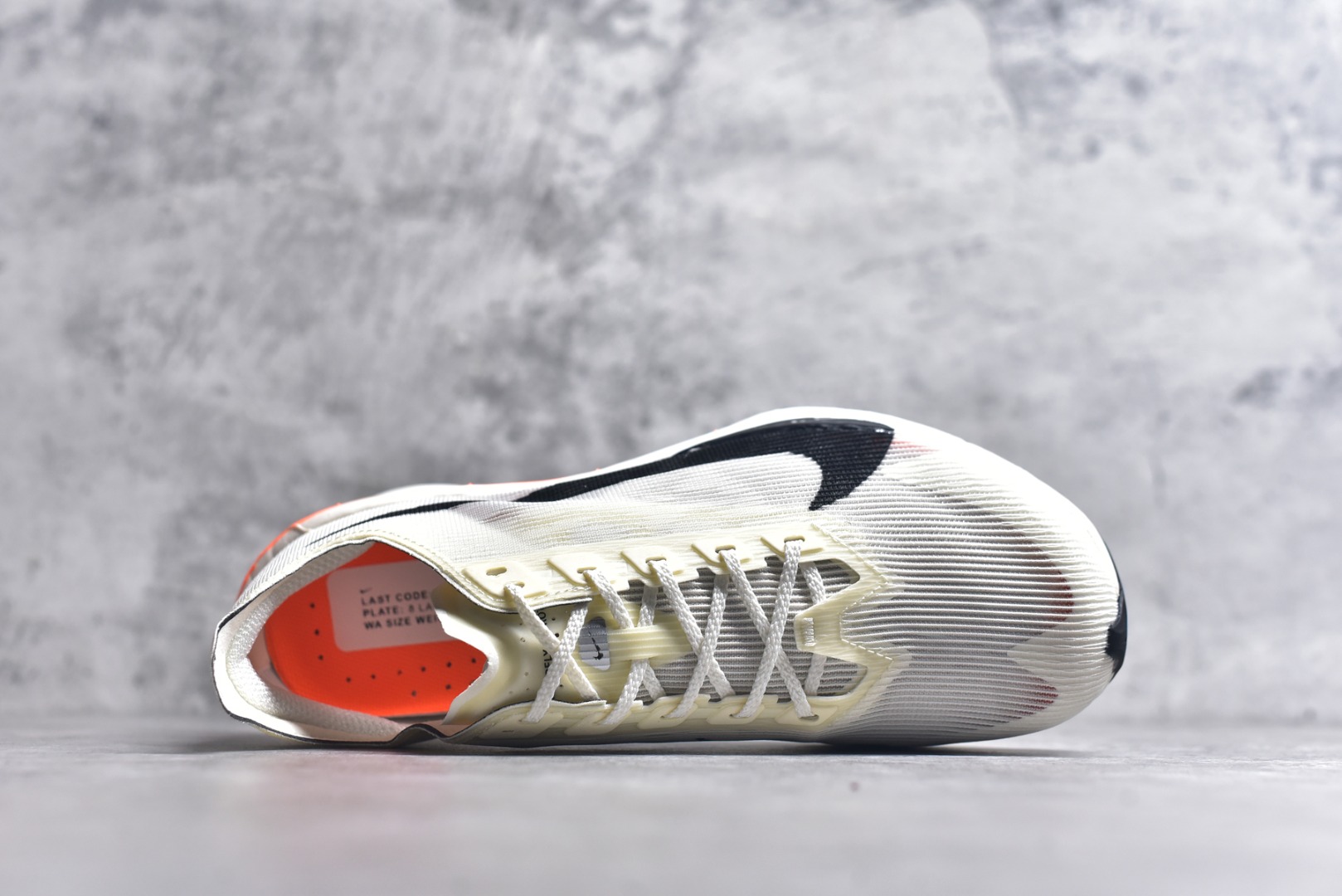 图片[4]-#NK Zoom VaporFly Next 4% 舒适百搭透气回弹低帮短跑马拉松跑步鞋 HF6413-100 采用精致醒目设计，精准诠释雅各布·因格布里格森的风格，聚焦他的核心信念：家庭与夺冠。该鞋款在前代鞋款的基础上减轻重量，但不影响性能表现。碳纤维 Flyplate 结合出众回弹的ZoomX泡绵中底，缔造比赛日佳选，令你快意难挡，疾速冲刺。这款公路竞速跑步鞋具备匠心品质，无论是日常畅跑还是马拉松，皆可轻松驾驭，是雅各布的信赖之选。尺码：36 36.5 37.5 38 38.5 39 40 40.5 41 42 42.5 43 44 44.5 45-选品中心