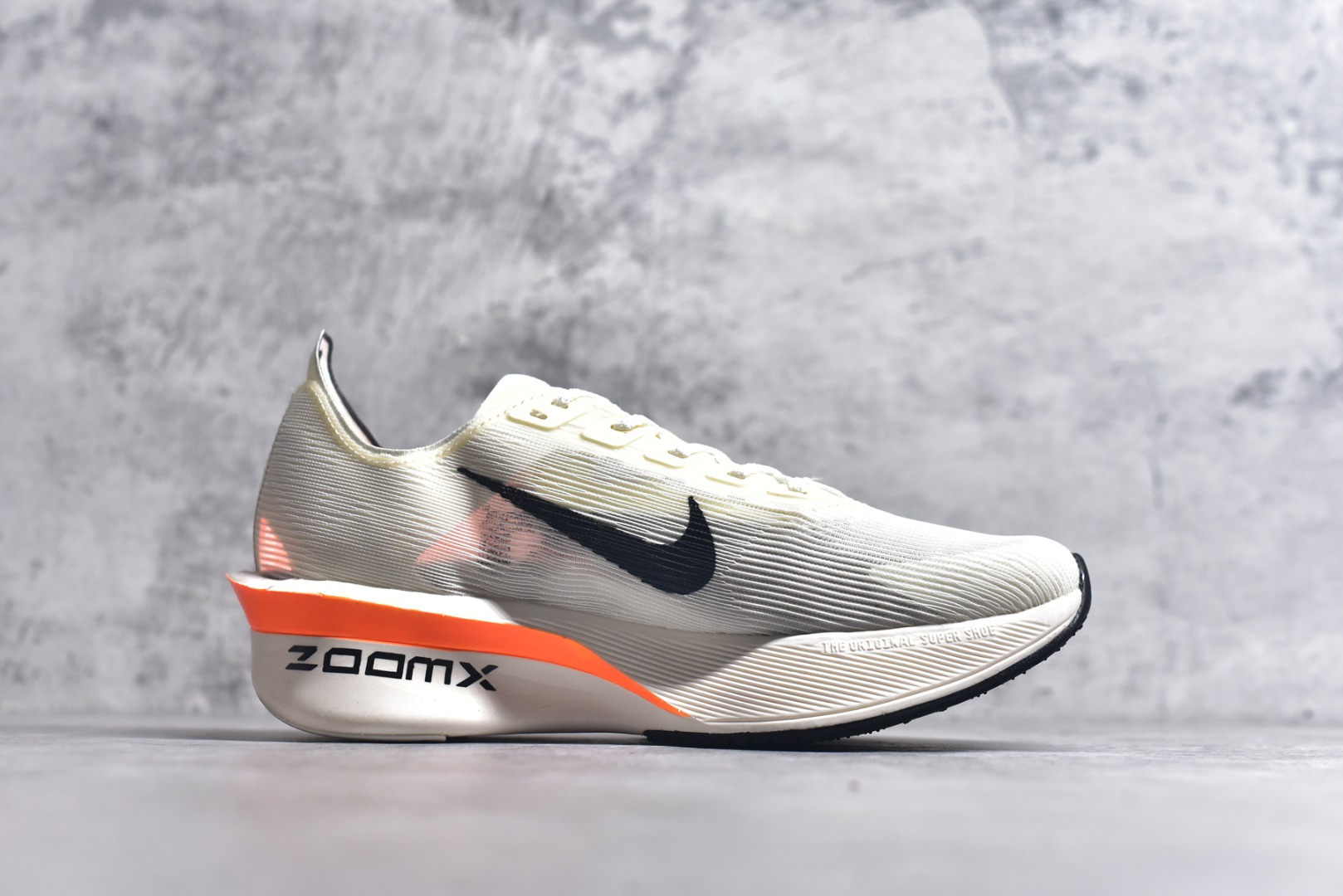 图片[3]-#NK Zoom VaporFly Next 4% 舒适百搭透气回弹低帮短跑马拉松跑步鞋 HF6413-100 采用精致醒目设计，精准诠释雅各布·因格布里格森的风格，聚焦他的核心信念：家庭与夺冠。该鞋款在前代鞋款的基础上减轻重量，但不影响性能表现。碳纤维 Flyplate 结合出众回弹的ZoomX泡绵中底，缔造比赛日佳选，令你快意难挡，疾速冲刺。这款公路竞速跑步鞋具备匠心品质，无论是日常畅跑还是马拉松，皆可轻松驾驭，是雅各布的信赖之选。尺码：36 36.5 37.5 38 38.5 39 40 40.5 41 42 42.5 43 44 44.5 45-选品中心
