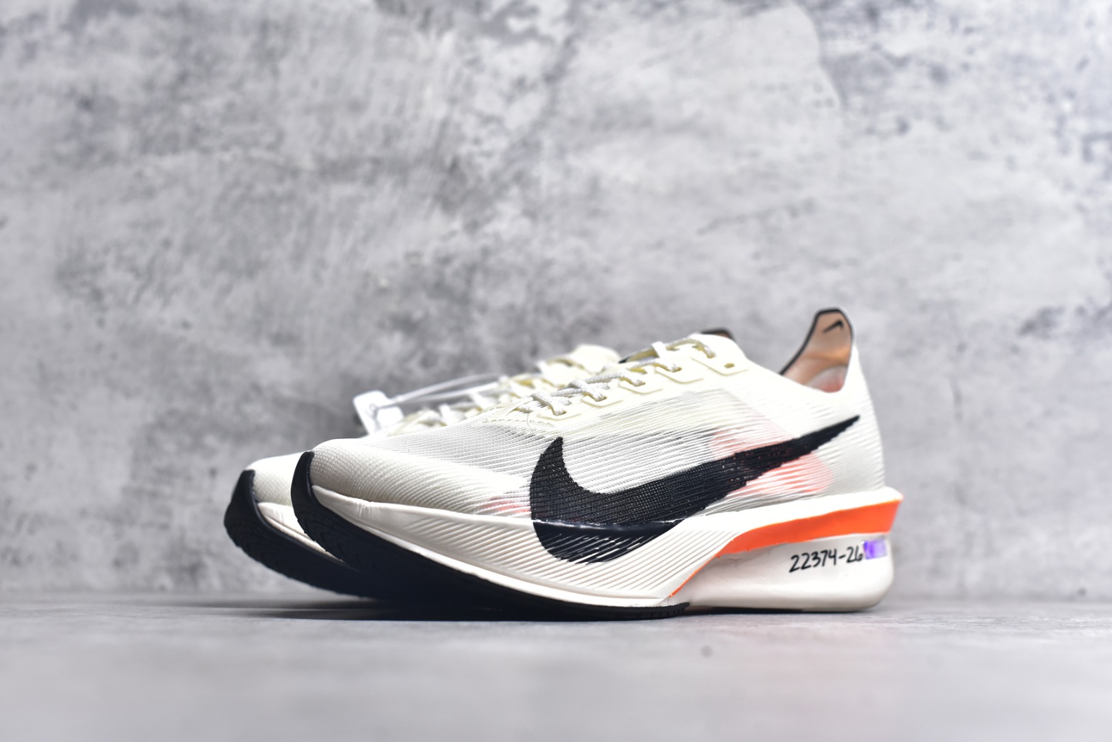 图片[2]-#NK Zoom VaporFly Next 4% 舒适百搭透气回弹低帮短跑马拉松跑步鞋 HF6413-100 采用精致醒目设计，精准诠释雅各布·因格布里格森的风格，聚焦他的核心信念：家庭与夺冠。该鞋款在前代鞋款的基础上减轻重量，但不影响性能表现。碳纤维 Flyplate 结合出众回弹的ZoomX泡绵中底，缔造比赛日佳选，令你快意难挡，疾速冲刺。这款公路竞速跑步鞋具备匠心品质，无论是日常畅跑还是马拉松，皆可轻松驾驭，是雅各布的信赖之选。尺码：36 36.5 37.5 38 38.5 39 40 40.5 41 42 42.5 43 44 44.5 45-选品中心