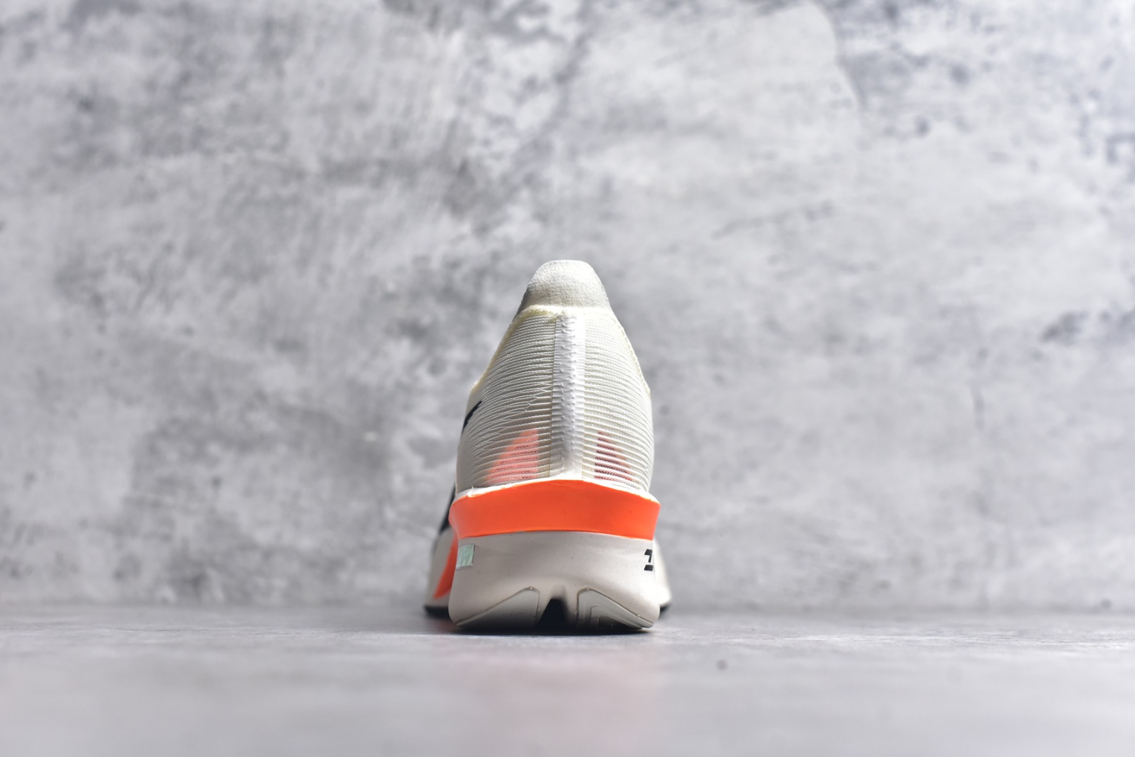 图片[5]-#NK Zoom VaporFly Next 4% 舒适百搭透气回弹低帮短跑马拉松跑步鞋 HF6413-100 采用精致醒目设计，精准诠释雅各布·因格布里格森的风格，聚焦他的核心信念：家庭与夺冠。该鞋款在前代鞋款的基础上减轻重量，但不影响性能表现。碳纤维 Flyplate 结合出众回弹的ZoomX泡绵中底，缔造比赛日佳选，令你快意难挡，疾速冲刺。这款公路竞速跑步鞋具备匠心品质，无论是日常畅跑还是马拉松，皆可轻松驾驭，是雅各布的信赖之选。尺码：36 36.5 37.5 38 38.5 39 40 40.5 41 42 42.5 43 44 44.5 45-选品中心