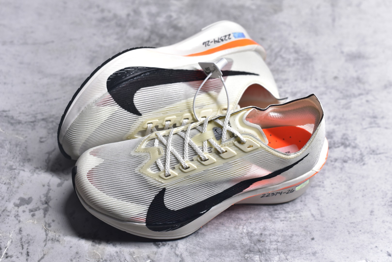 图片[7]-#NK Zoom VaporFly Next 4% 舒适百搭透气回弹低帮短跑马拉松跑步鞋 HF6413-100 采用精致醒目设计，精准诠释雅各布·因格布里格森的风格，聚焦他的核心信念：家庭与夺冠。该鞋款在前代鞋款的基础上减轻重量，但不影响性能表现。碳纤维 Flyplate 结合出众回弹的ZoomX泡绵中底，缔造比赛日佳选，令你快意难挡，疾速冲刺。这款公路竞速跑步鞋具备匠心品质，无论是日常畅跑还是马拉松，皆可轻松驾驭，是雅各布的信赖之选。尺码：36 36.5 37.5 38 38.5 39 40 40.5 41 42 42.5 43 44 44.5 45-选品中心