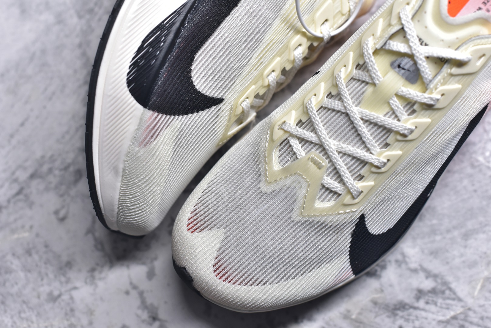 图片[8]-#NK Zoom VaporFly Next 4% 舒适百搭透气回弹低帮短跑马拉松跑步鞋 HF6413-100 采用精致醒目设计，精准诠释雅各布·因格布里格森的风格，聚焦他的核心信念：家庭与夺冠。该鞋款在前代鞋款的基础上减轻重量，但不影响性能表现。碳纤维 Flyplate 结合出众回弹的ZoomX泡绵中底，缔造比赛日佳选，令你快意难挡，疾速冲刺。这款公路竞速跑步鞋具备匠心品质，无论是日常畅跑还是马拉松，皆可轻松驾驭，是雅各布的信赖之选。尺码：36 36.5 37.5 38 38.5 39 40 40.5 41 42 42.5 43 44 44.5 45-选品中心