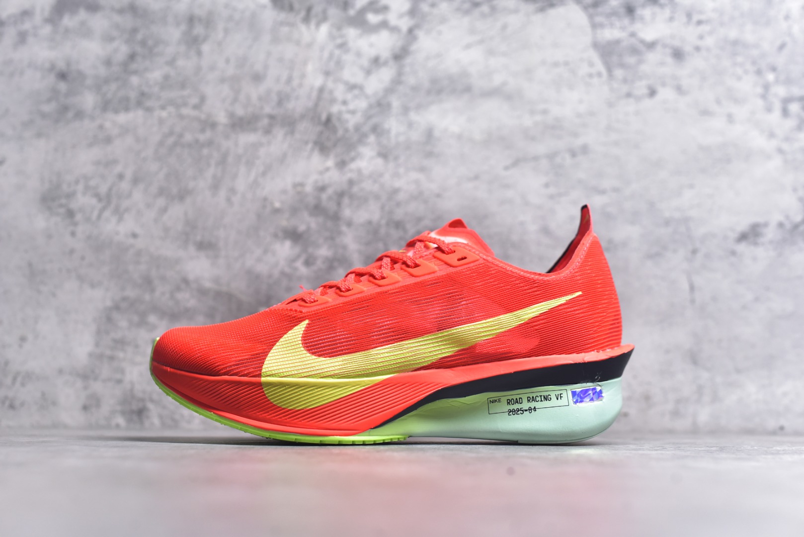 #NK Zoom VaporFly Next 4% 舒适百搭透气回弹低帮短跑马拉松跑步鞋 HF6414-600 采用精致醒目设计，精准诠释雅各布·因格布里格森的风格，聚焦他的核心信念：家庭与夺冠。该鞋款在前代鞋款的基础上减轻重量，但不影响性能表现。碳纤维 Flyplate 结合出众回弹的ZoomX泡绵中底，缔造比赛日佳选，令你快意难挡，疾速冲刺。这款公路竞速跑步鞋具备匠心品质，无论是日常畅跑还是马拉松，皆可轻松驾驭，是雅各布的信赖之选。尺码：36 36.5 37.5 38 38.5 39 40 40.5 41 42 42.5 43 44 44.5 45-选品中心