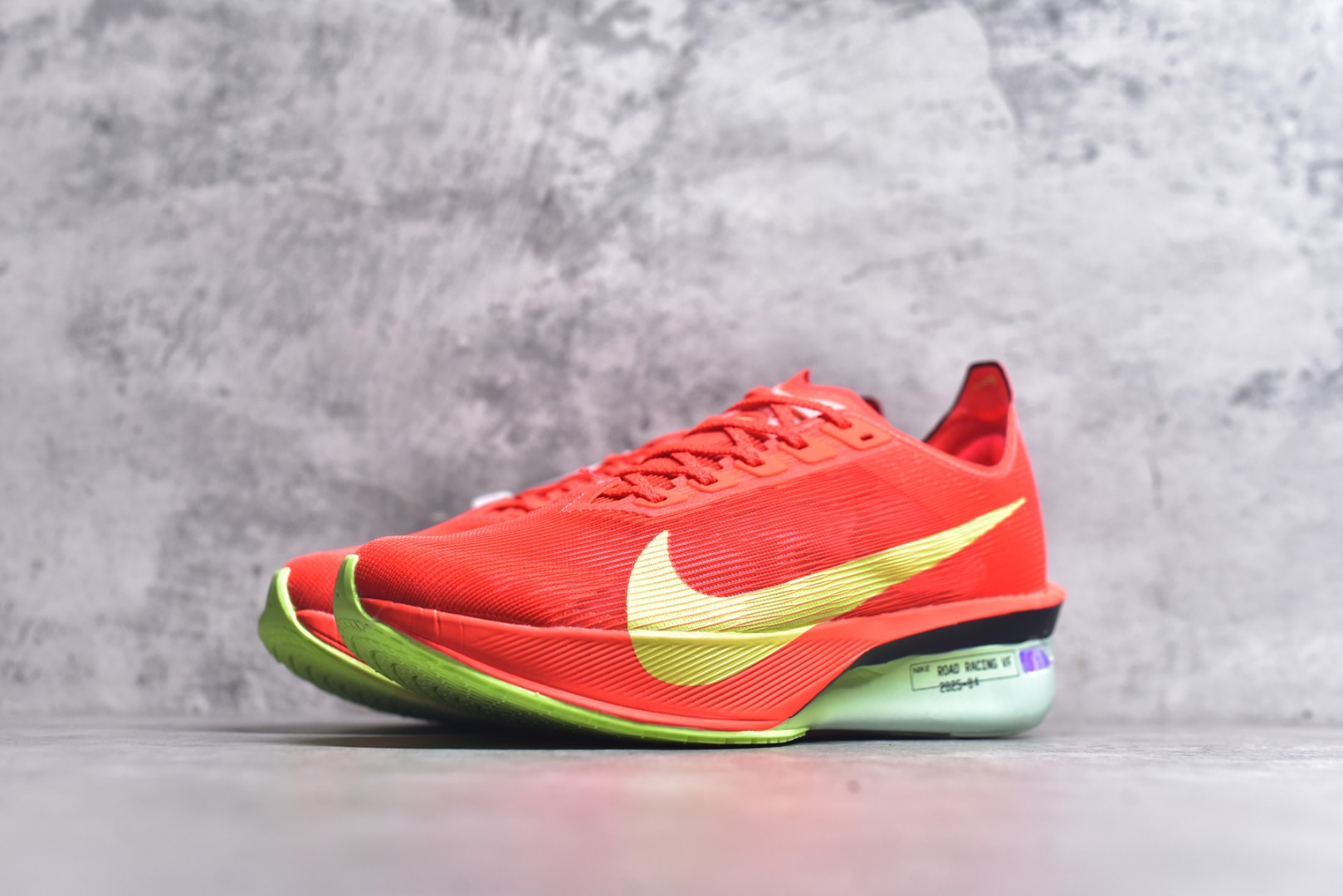 图片[2]-#NK Zoom VaporFly Next 4% 舒适百搭透气回弹低帮短跑马拉松跑步鞋 HF6414-600 采用精致醒目设计，精准诠释雅各布·因格布里格森的风格，聚焦他的核心信念：家庭与夺冠。该鞋款在前代鞋款的基础上减轻重量，但不影响性能表现。碳纤维 Flyplate 结合出众回弹的ZoomX泡绵中底，缔造比赛日佳选，令你快意难挡，疾速冲刺。这款公路竞速跑步鞋具备匠心品质，无论是日常畅跑还是马拉松，皆可轻松驾驭，是雅各布的信赖之选。尺码：36 36.5 37.5 38 38.5 39 40 40.5 41 42 42.5 43 44 44.5 45-选品中心