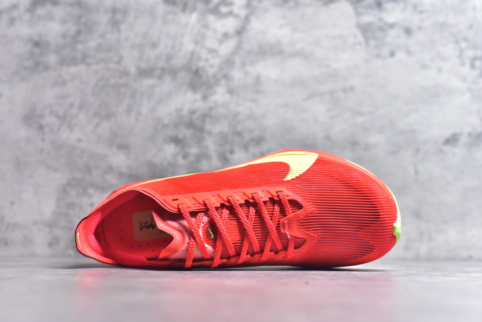 图片[4]-#NK Zoom VaporFly Next 4% 舒适百搭透气回弹低帮短跑马拉松跑步鞋 HF6414-600 采用精致醒目设计，精准诠释雅各布·因格布里格森的风格，聚焦他的核心信念：家庭与夺冠。该鞋款在前代鞋款的基础上减轻重量，但不影响性能表现。碳纤维 Flyplate 结合出众回弹的ZoomX泡绵中底，缔造比赛日佳选，令你快意难挡，疾速冲刺。这款公路竞速跑步鞋具备匠心品质，无论是日常畅跑还是马拉松，皆可轻松驾驭，是雅各布的信赖之选。尺码：36 36.5 37.5 38 38.5 39 40 40.5 41 42 42.5 43 44 44.5 45-选品中心