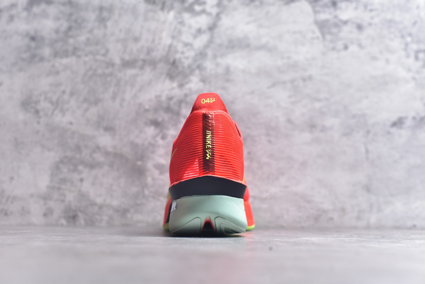 图片[5]-#NK Zoom VaporFly Next 4% 舒适百搭透气回弹低帮短跑马拉松跑步鞋 HF6414-600 采用精致醒目设计，精准诠释雅各布·因格布里格森的风格，聚焦他的核心信念：家庭与夺冠。该鞋款在前代鞋款的基础上减轻重量，但不影响性能表现。碳纤维 Flyplate 结合出众回弹的ZoomX泡绵中底，缔造比赛日佳选，令你快意难挡，疾速冲刺。这款公路竞速跑步鞋具备匠心品质，无论是日常畅跑还是马拉松，皆可轻松驾驭，是雅各布的信赖之选。尺码：36 36.5 37.5 38 38.5 39 40 40.5 41 42 42.5 43 44 44.5 45-选品中心