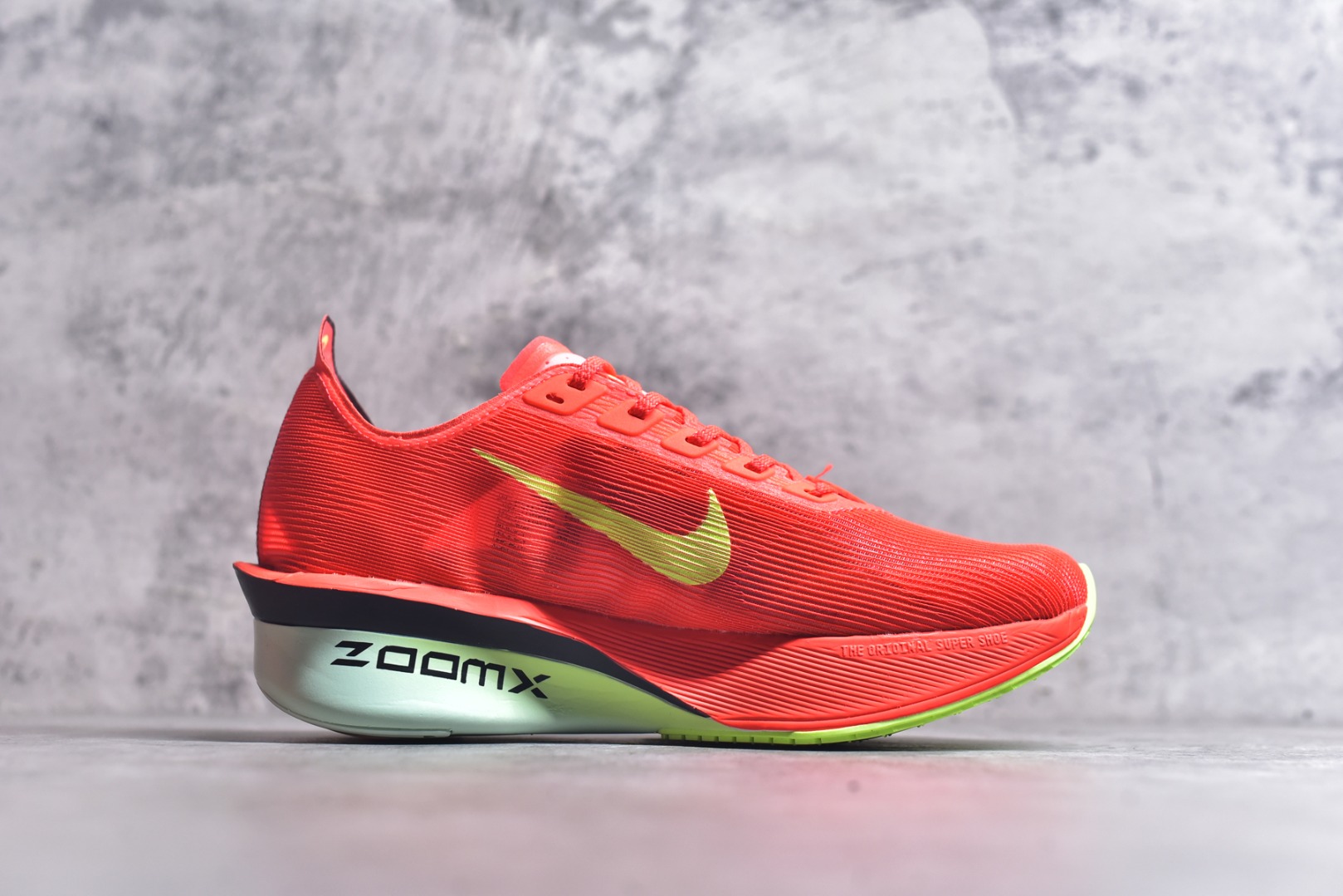 图片[3]-#NK Zoom VaporFly Next 4% 舒适百搭透气回弹低帮短跑马拉松跑步鞋 HF6414-600 采用精致醒目设计，精准诠释雅各布·因格布里格森的风格，聚焦他的核心信念：家庭与夺冠。该鞋款在前代鞋款的基础上减轻重量，但不影响性能表现。碳纤维 Flyplate 结合出众回弹的ZoomX泡绵中底，缔造比赛日佳选，令你快意难挡，疾速冲刺。这款公路竞速跑步鞋具备匠心品质，无论是日常畅跑还是马拉松，皆可轻松驾驭，是雅各布的信赖之选。尺码：36 36.5 37.5 38 38.5 39 40 40.5 41 42 42.5 43 44 44.5 45-选品中心