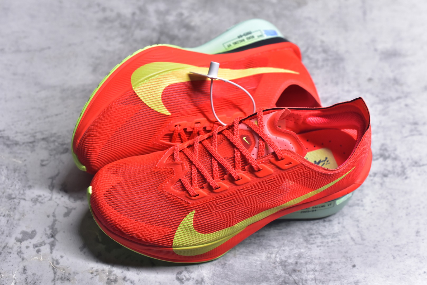 图片[7]-#NK Zoom VaporFly Next 4% 舒适百搭透气回弹低帮短跑马拉松跑步鞋 HF6414-600 采用精致醒目设计，精准诠释雅各布·因格布里格森的风格，聚焦他的核心信念：家庭与夺冠。该鞋款在前代鞋款的基础上减轻重量，但不影响性能表现。碳纤维 Flyplate 结合出众回弹的ZoomX泡绵中底，缔造比赛日佳选，令你快意难挡，疾速冲刺。这款公路竞速跑步鞋具备匠心品质，无论是日常畅跑还是马拉松，皆可轻松驾驭，是雅各布的信赖之选。尺码：36 36.5 37.5 38 38.5 39 40 40.5 41 42 42.5 43 44 44.5 45-选品中心