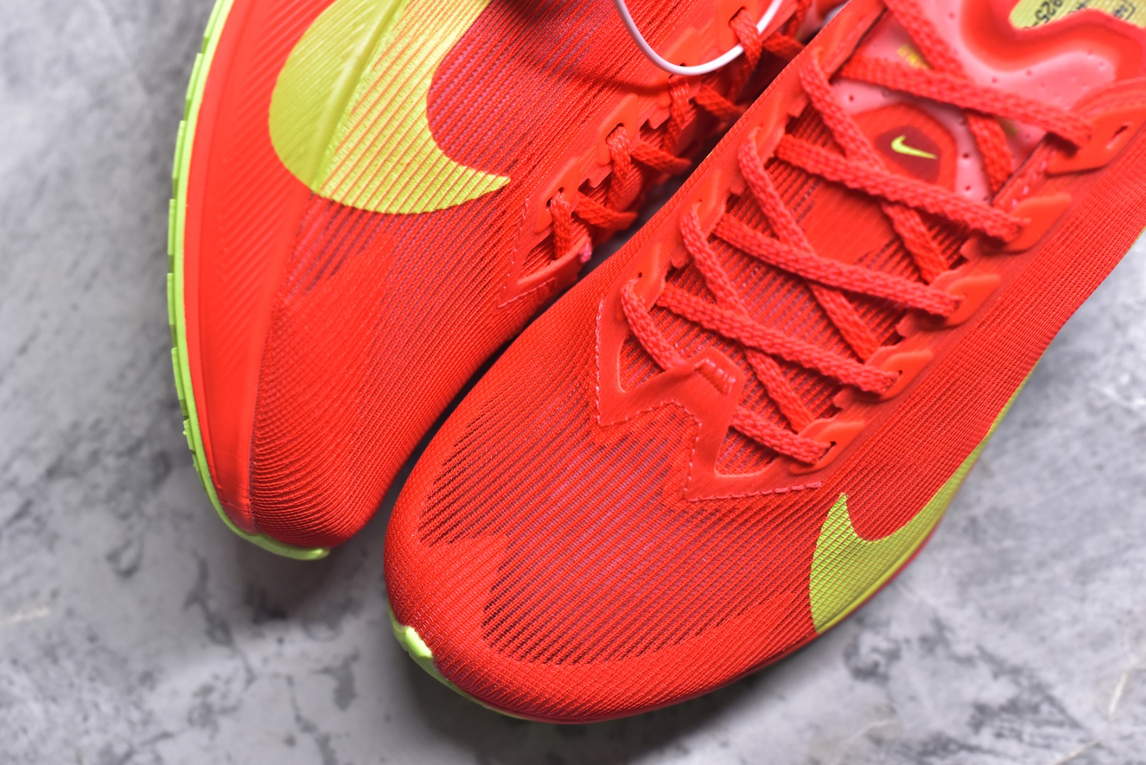 图片[8]-#NK Zoom VaporFly Next 4% 舒适百搭透气回弹低帮短跑马拉松跑步鞋 HF6414-600 采用精致醒目设计，精准诠释雅各布·因格布里格森的风格，聚焦他的核心信念：家庭与夺冠。该鞋款在前代鞋款的基础上减轻重量，但不影响性能表现。碳纤维 Flyplate 结合出众回弹的ZoomX泡绵中底，缔造比赛日佳选，令你快意难挡，疾速冲刺。这款公路竞速跑步鞋具备匠心品质，无论是日常畅跑还是马拉松，皆可轻松驾驭，是雅各布的信赖之选。尺码：36 36.5 37.5 38 38.5 39 40 40.5 41 42 42.5 43 44 44.5 45-选品中心