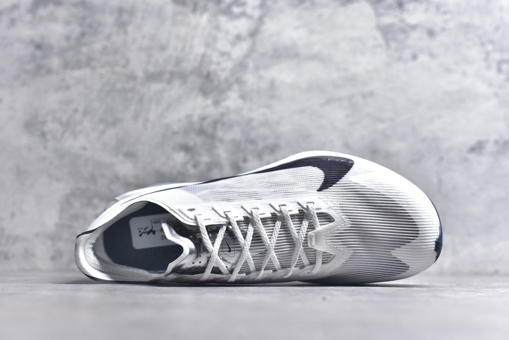 图片[4]-#NK Zoom VaporFly Next 4% 舒适百搭透气回弹低帮短跑马拉松跑步鞋 HF6414-100 采用精致醒目设计，精准诠释雅各布·因格布里格森的风格，聚焦他的核心信念：家庭与夺冠。该鞋款在前代鞋款的基础上减轻重量，但不影响性能表现。碳纤维 Flyplate 结合出众回弹的ZoomX泡绵中底，缔造比赛日佳选，令你快意难挡，疾速冲刺。这款公路竞速跑步鞋具备匠心品质，无论是日常畅跑还是马拉松，皆可轻松驾驭，是雅各布的信赖之选。尺码：36 36.5 37.5 38 38.5 39 40 40.5 41 42 42.5 43 44 44.5 45-选品中心
