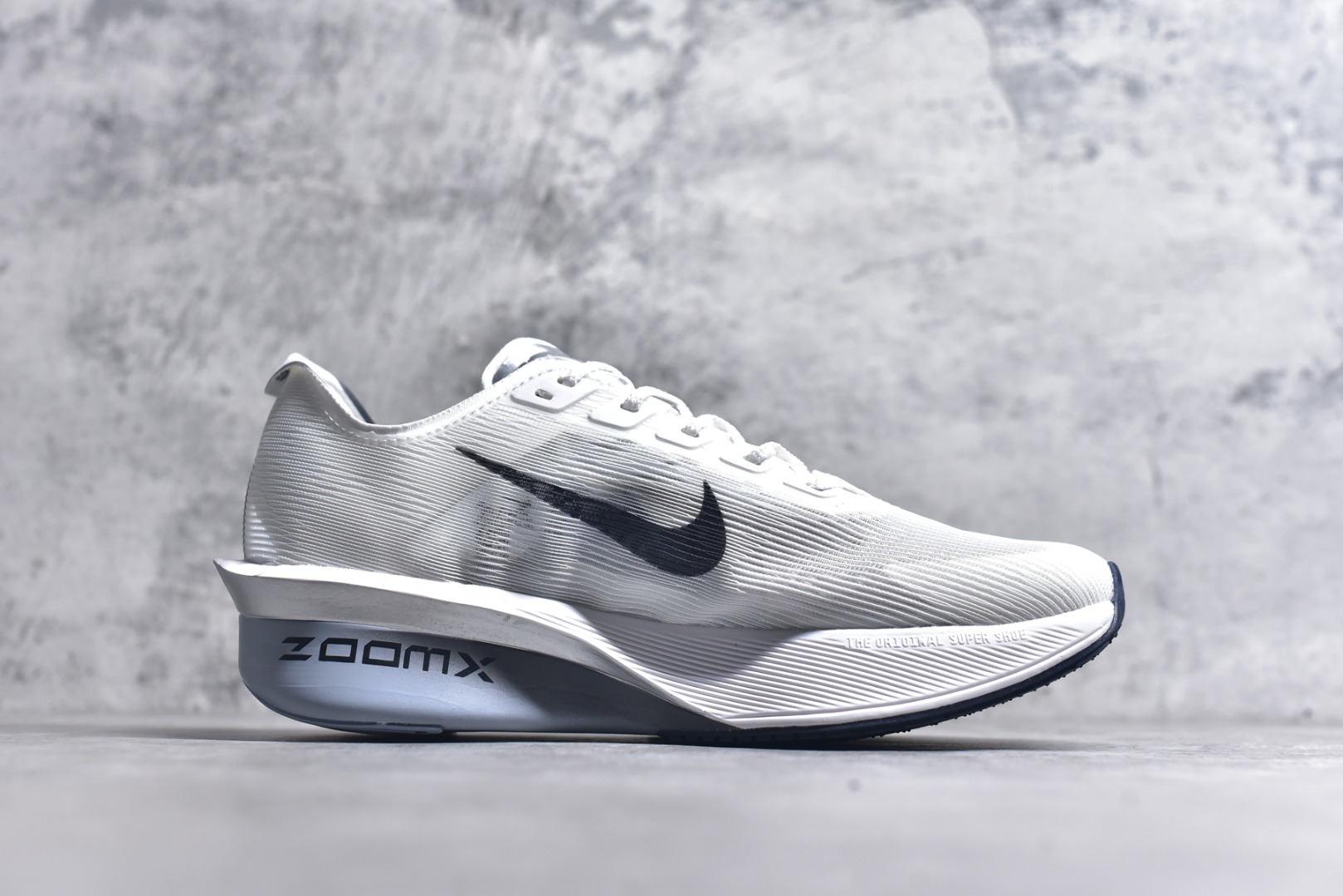 图片[3]-#NK Zoom VaporFly Next 4% 舒适百搭透气回弹低帮短跑马拉松跑步鞋 HF6414-100 采用精致醒目设计，精准诠释雅各布·因格布里格森的风格，聚焦他的核心信念：家庭与夺冠。该鞋款在前代鞋款的基础上减轻重量，但不影响性能表现。碳纤维 Flyplate 结合出众回弹的ZoomX泡绵中底，缔造比赛日佳选，令你快意难挡，疾速冲刺。这款公路竞速跑步鞋具备匠心品质，无论是日常畅跑还是马拉松，皆可轻松驾驭，是雅各布的信赖之选。尺码：36 36.5 37.5 38 38.5 39 40 40.5 41 42 42.5 43 44 44.5 45-选品中心
