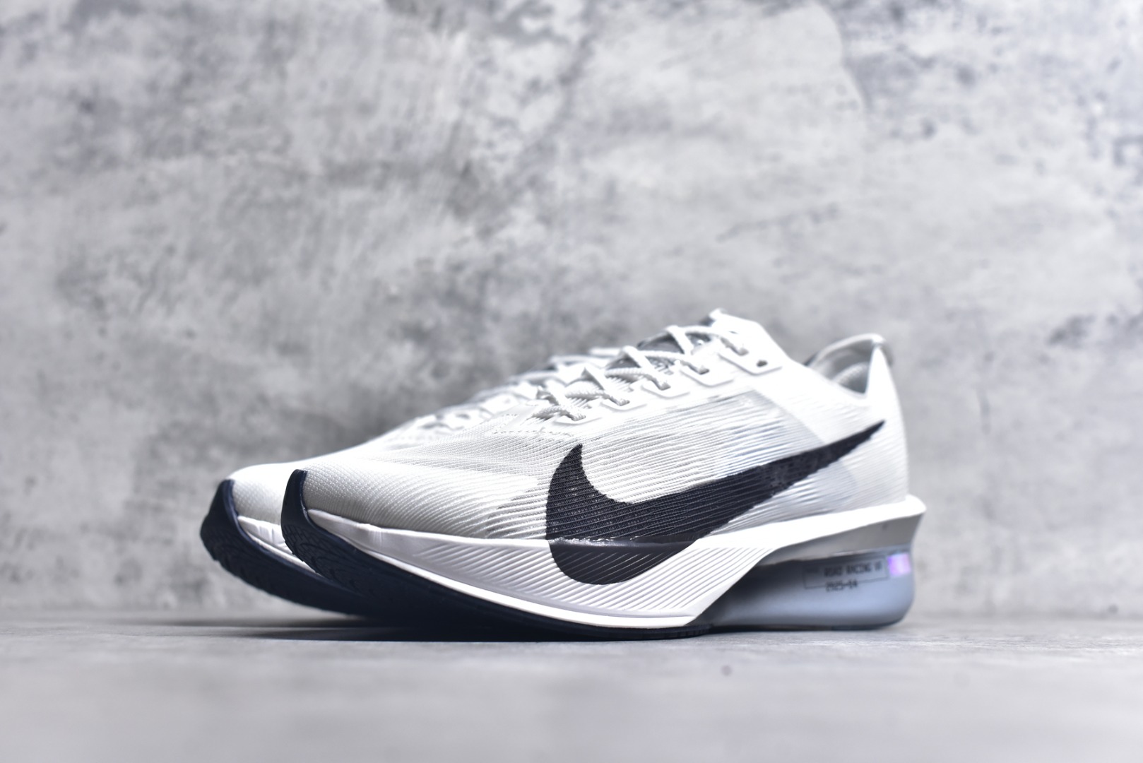 图片[2]-#NK Zoom VaporFly Next 4% 舒适百搭透气回弹低帮短跑马拉松跑步鞋 HF6414-100 采用精致醒目设计，精准诠释雅各布·因格布里格森的风格，聚焦他的核心信念：家庭与夺冠。该鞋款在前代鞋款的基础上减轻重量，但不影响性能表现。碳纤维 Flyplate 结合出众回弹的ZoomX泡绵中底，缔造比赛日佳选，令你快意难挡，疾速冲刺。这款公路竞速跑步鞋具备匠心品质，无论是日常畅跑还是马拉松，皆可轻松驾驭，是雅各布的信赖之选。尺码：36 36.5 37.5 38 38.5 39 40 40.5 41 42 42.5 43 44 44.5 45-选品中心