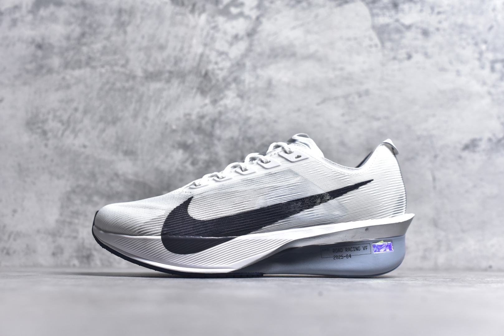 #NK Zoom VaporFly Next 4% 舒适百搭透气回弹低帮短跑马拉松跑步鞋 HF6414-100 采用精致醒目设计，精准诠释雅各布·因格布里格森的风格，聚焦他的核心信念：家庭与夺冠。该鞋款在前代鞋款的基础上减轻重量，但不影响性能表现。碳纤维 Flyplate 结合出众回弹的ZoomX泡绵中底，缔造比赛日佳选，令你快意难挡，疾速冲刺。这款公路竞速跑步鞋具备匠心品质，无论是日常畅跑还是马拉松，皆可轻松驾驭，是雅各布的信赖之选。尺码：36 36.5 37.5 38 38.5 39 40 40.5 41 42 42.5 43 44 44.5 45-选品中心