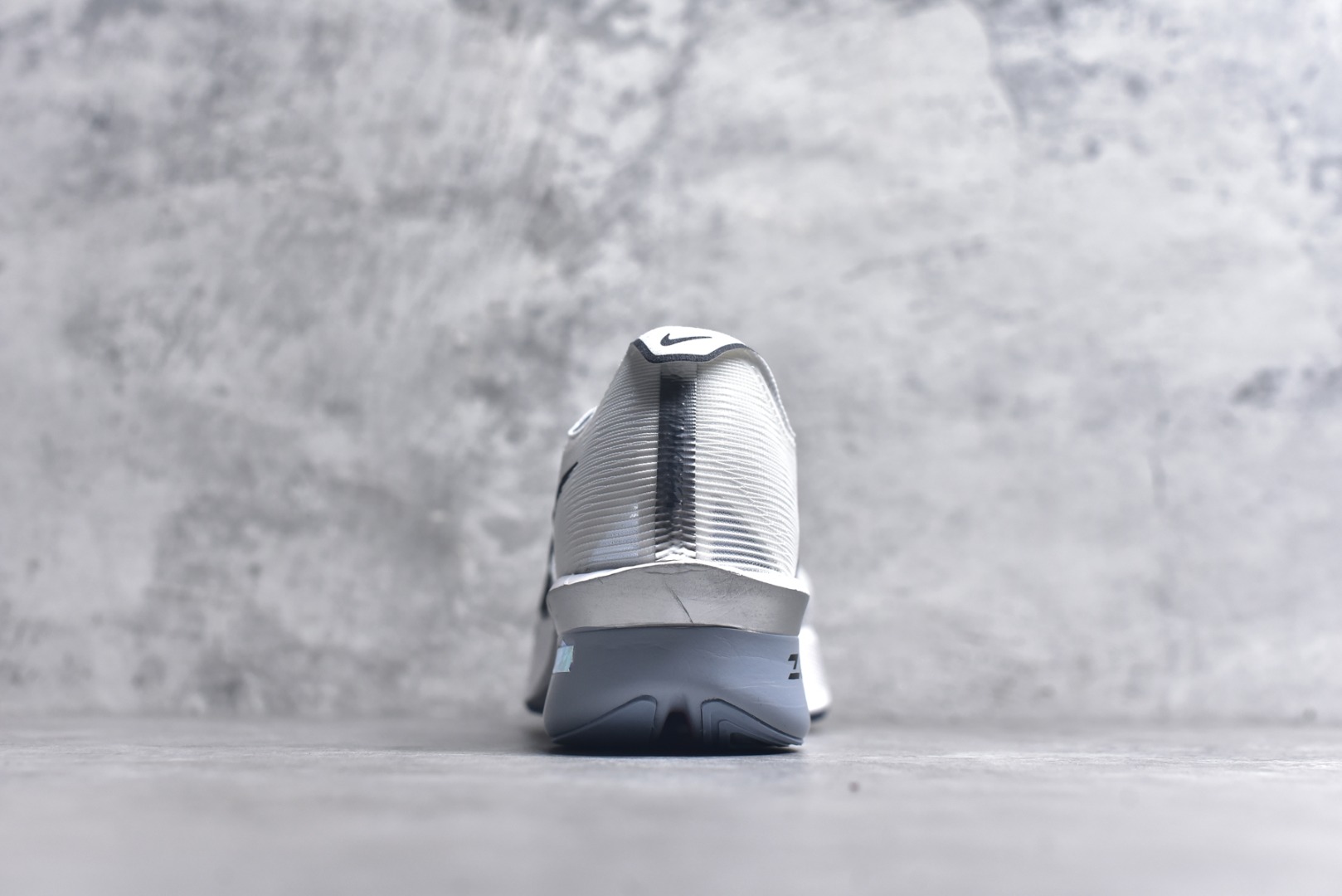 图片[5]-#NK Zoom VaporFly Next 4% 舒适百搭透气回弹低帮短跑马拉松跑步鞋 HF6414-100 采用精致醒目设计，精准诠释雅各布·因格布里格森的风格，聚焦他的核心信念：家庭与夺冠。该鞋款在前代鞋款的基础上减轻重量，但不影响性能表现。碳纤维 Flyplate 结合出众回弹的ZoomX泡绵中底，缔造比赛日佳选，令你快意难挡，疾速冲刺。这款公路竞速跑步鞋具备匠心品质，无论是日常畅跑还是马拉松，皆可轻松驾驭，是雅各布的信赖之选。尺码：36 36.5 37.5 38 38.5 39 40 40.5 41 42 42.5 43 44 44.5 45-选品中心