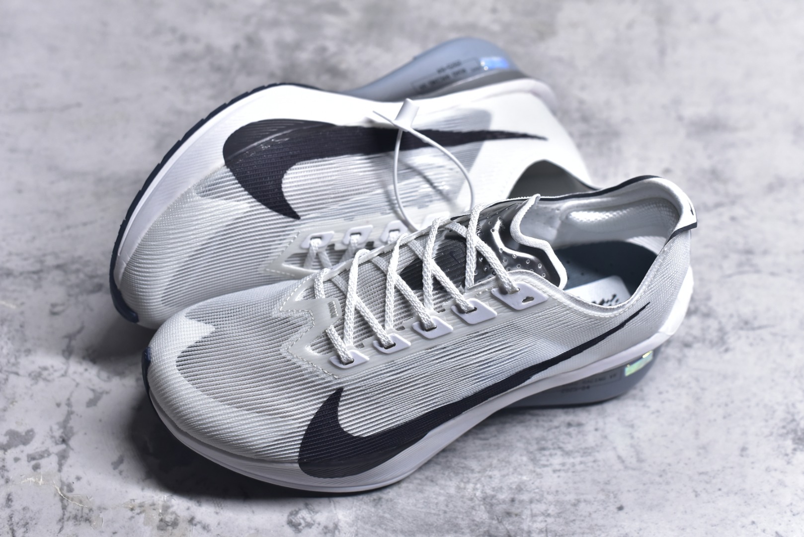 图片[7]-#NK Zoom VaporFly Next 4% 舒适百搭透气回弹低帮短跑马拉松跑步鞋 HF6414-100 采用精致醒目设计，精准诠释雅各布·因格布里格森的风格，聚焦他的核心信念：家庭与夺冠。该鞋款在前代鞋款的基础上减轻重量，但不影响性能表现。碳纤维 Flyplate 结合出众回弹的ZoomX泡绵中底，缔造比赛日佳选，令你快意难挡，疾速冲刺。这款公路竞速跑步鞋具备匠心品质，无论是日常畅跑还是马拉松，皆可轻松驾驭，是雅各布的信赖之选。尺码：36 36.5 37.5 38 38.5 39 40 40.5 41 42 42.5 43 44 44.5 45-选品中心
