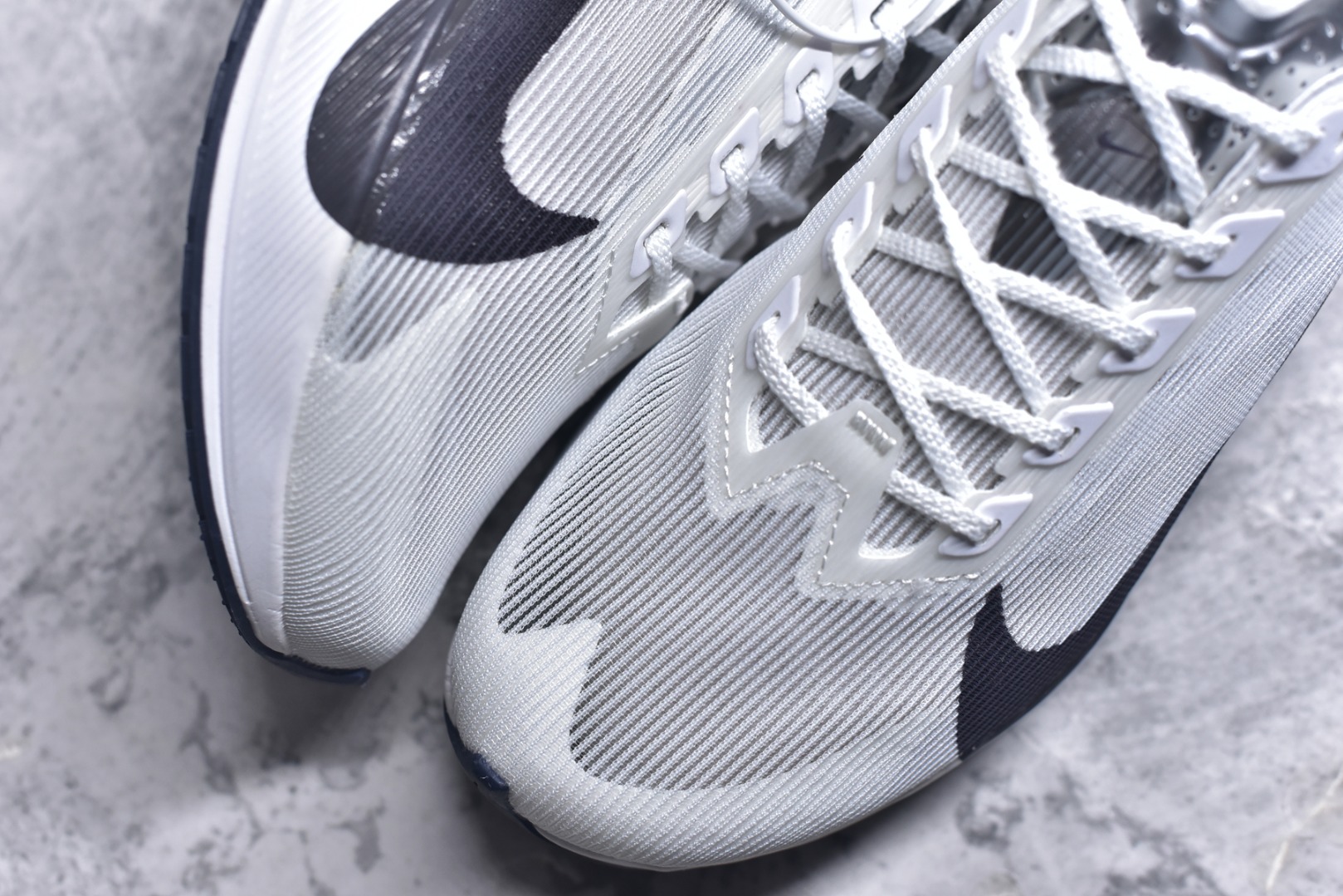 图片[8]-#NK Zoom VaporFly Next 4% 舒适百搭透气回弹低帮短跑马拉松跑步鞋 HF6414-100 采用精致醒目设计，精准诠释雅各布·因格布里格森的风格，聚焦他的核心信念：家庭与夺冠。该鞋款在前代鞋款的基础上减轻重量，但不影响性能表现。碳纤维 Flyplate 结合出众回弹的ZoomX泡绵中底，缔造比赛日佳选，令你快意难挡，疾速冲刺。这款公路竞速跑步鞋具备匠心品质，无论是日常畅跑还是马拉松，皆可轻松驾驭，是雅各布的信赖之选。尺码：36 36.5 37.5 38 38.5 39 40 40.5 41 42 42.5 43 44 44.5 45-选品中心