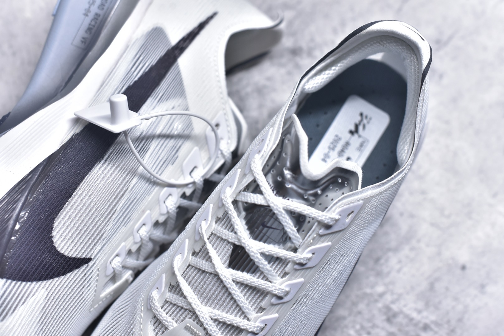 图片[9]-#NK Zoom VaporFly Next 4% 舒适百搭透气回弹低帮短跑马拉松跑步鞋 HF6414-100 采用精致醒目设计，精准诠释雅各布·因格布里格森的风格，聚焦他的核心信念：家庭与夺冠。该鞋款在前代鞋款的基础上减轻重量，但不影响性能表现。碳纤维 Flyplate 结合出众回弹的ZoomX泡绵中底，缔造比赛日佳选，令你快意难挡，疾速冲刺。这款公路竞速跑步鞋具备匠心品质，无论是日常畅跑还是马拉松，皆可轻松驾驭，是雅各布的信赖之选。尺码：36 36.5 37.5 38 38.5 39 40 40.5 41 42 42.5 43 44 44.5 45-选品中心