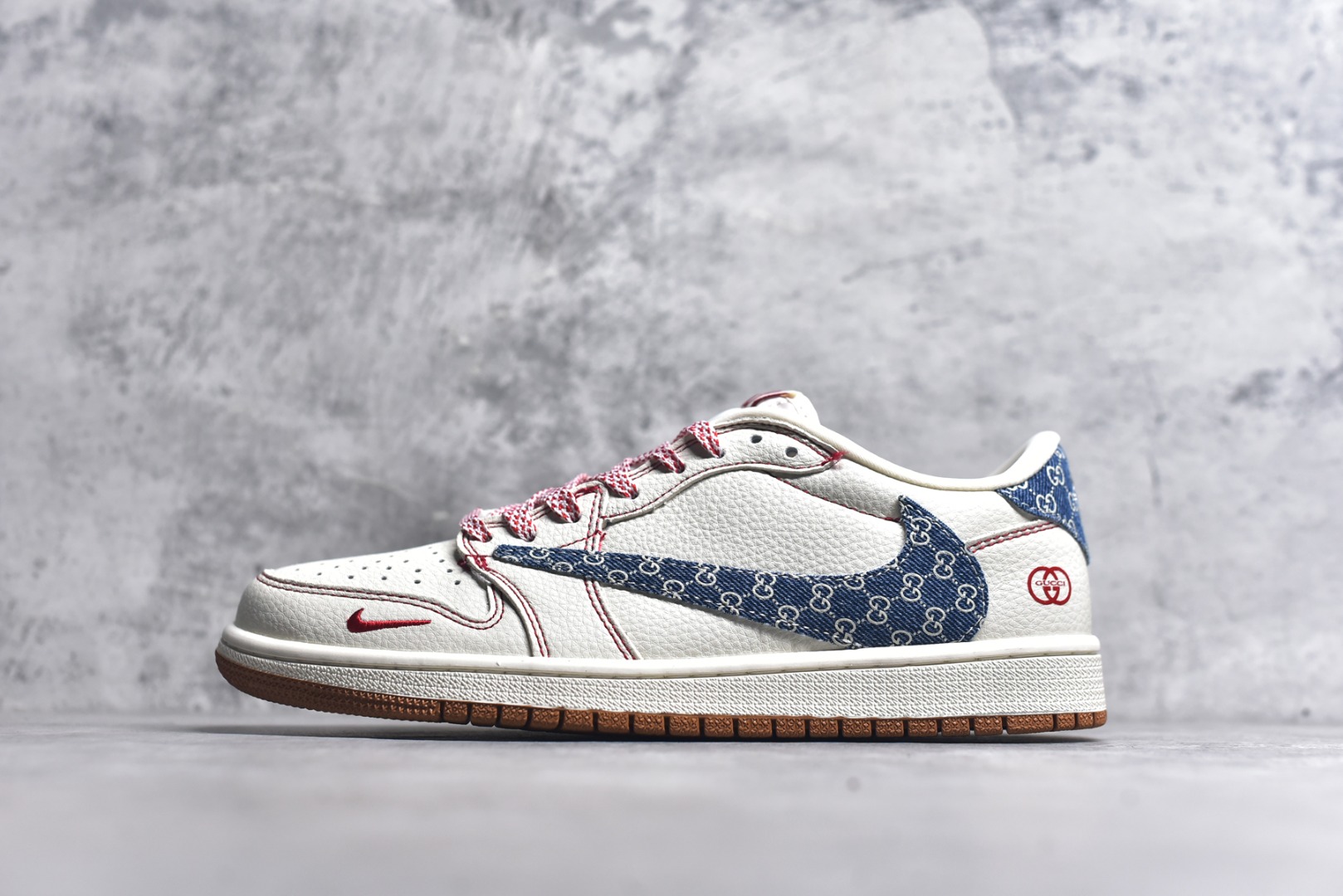 #Travis Scott x Fragment Design x Air Jordan 1 Low OG SP AJ1 乔1 古驰联名 红线牛仔 低帮文化休闲板鞋 XQ1979-001 #多方联名合作融合了Travis Scott 独特的音乐风格，藤原浩个性的设计风格以及Jordan品牌的经典元素 使其成为一双具有独特身份和价值的鞋子 清新而立体的外观加上联名标识更突出了其独特身份 这种配色方案显示出活力和时尚感 在视觉上引人注目 鞋身的质感和细腻的细节处理使其显得高端而格调十足 这款“倒钩”联名是设计与创意完美结合 融合多方的个性风格是一款备受瞩目的潮流鞋款 尺码：36 36.5 37.5 38 38.5 39 40 40.5 41 42 42.5 43 44 44.5 45 9.E5-选品中心