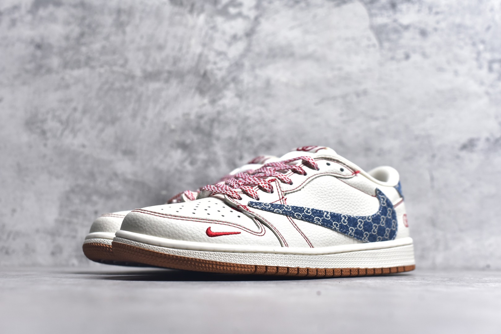 图片[2]-#Travis Scott x Fragment Design x Air Jordan 1 Low OG SP AJ1 乔1 古驰联名 红线牛仔 低帮文化休闲板鞋 XQ1979-001 #多方联名合作融合了Travis Scott 独特的音乐风格，藤原浩个性的设计风格以及Jordan品牌的经典元素 使其成为一双具有独特身份和价值的鞋子 清新而立体的外观加上联名标识更突出了其独特身份 这种配色方案显示出活力和时尚感 在视觉上引人注目 鞋身的质感和细腻的细节处理使其显得高端而格调十足 这款“倒钩”联名是设计与创意完美结合 融合多方的个性风格是一款备受瞩目的潮流鞋款 尺码：36 36.5 37.5 38 38.5 39 40 40.5 41 42 42.5 43 44 44.5 45 9.E5-选品中心