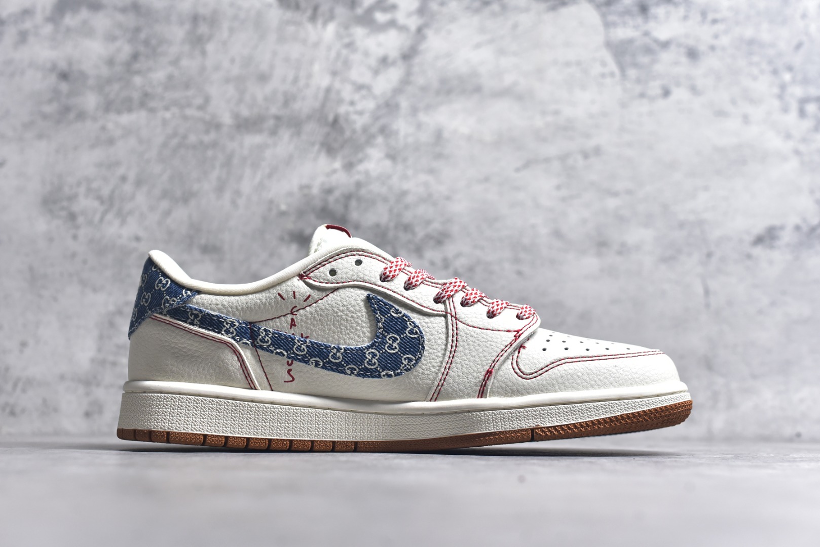 图片[3]-#Travis Scott x Fragment Design x Air Jordan 1 Low OG SP AJ1 乔1 古驰联名 红线牛仔 低帮文化休闲板鞋 XQ1979-001 #多方联名合作融合了Travis Scott 独特的音乐风格，藤原浩个性的设计风格以及Jordan品牌的经典元素 使其成为一双具有独特身份和价值的鞋子 清新而立体的外观加上联名标识更突出了其独特身份 这种配色方案显示出活力和时尚感 在视觉上引人注目 鞋身的质感和细腻的细节处理使其显得高端而格调十足 这款“倒钩”联名是设计与创意完美结合 融合多方的个性风格是一款备受瞩目的潮流鞋款 尺码：36 36.5 37.5 38 38.5 39 40 40.5 41 42 42.5 43 44 44.5 45 9.E5-选品中心