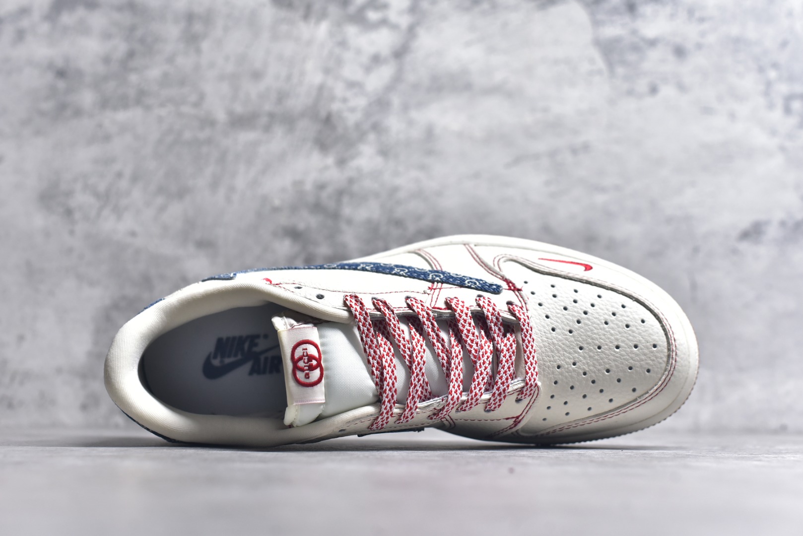 图片[4]-#Travis Scott x Fragment Design x Air Jordan 1 Low OG SP AJ1 乔1 古驰联名 红线牛仔 低帮文化休闲板鞋 XQ1979-001 #多方联名合作融合了Travis Scott 独特的音乐风格，藤原浩个性的设计风格以及Jordan品牌的经典元素 使其成为一双具有独特身份和价值的鞋子 清新而立体的外观加上联名标识更突出了其独特身份 这种配色方案显示出活力和时尚感 在视觉上引人注目 鞋身的质感和细腻的细节处理使其显得高端而格调十足 这款“倒钩”联名是设计与创意完美结合 融合多方的个性风格是一款备受瞩目的潮流鞋款 尺码：36 36.5 37.5 38 38.5 39 40 40.5 41 42 42.5 43 44 44.5 45 9.E5-选品中心