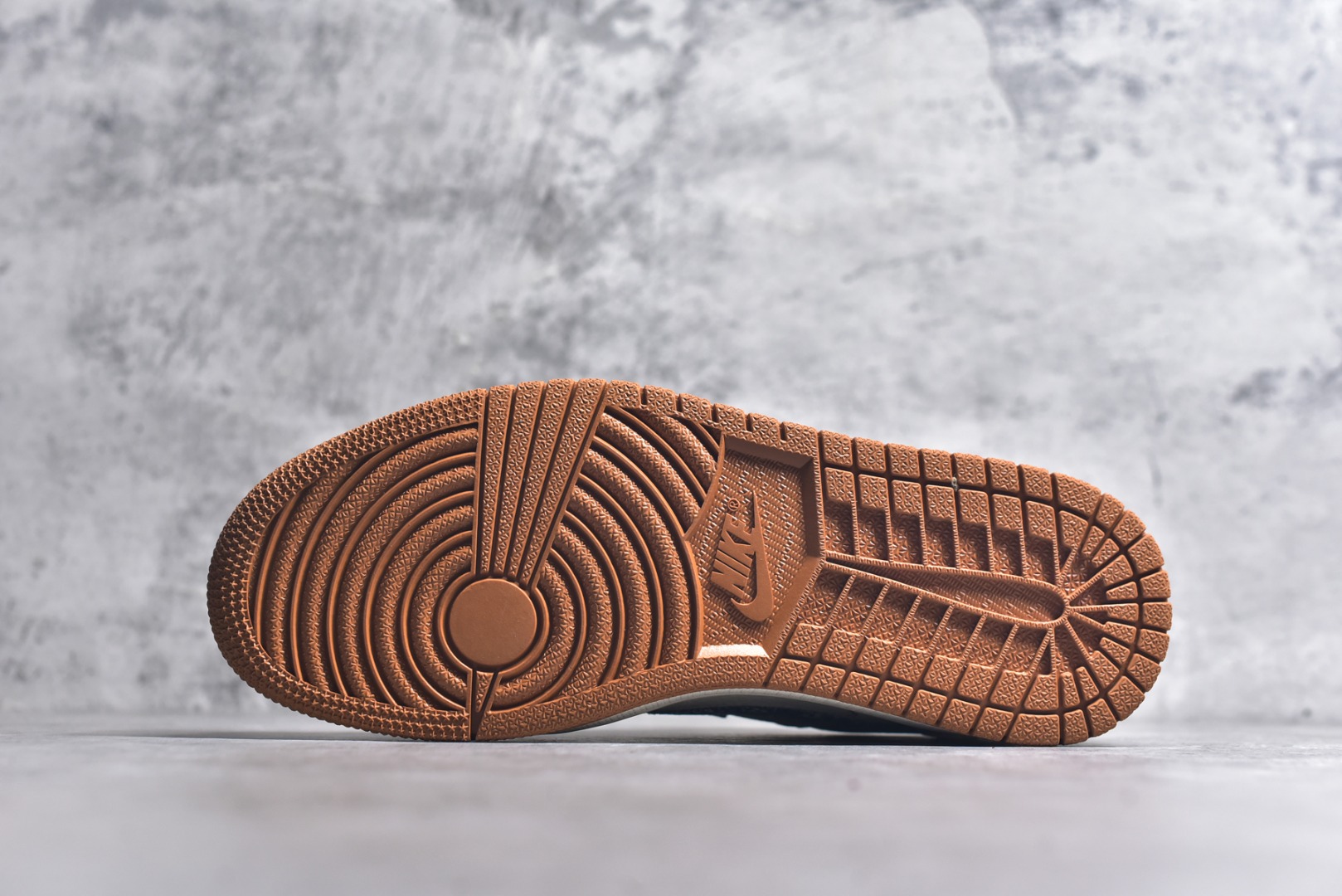 图片[6]-#Travis Scott x Fragment Design x Air Jordan 1 Low OG SP AJ1 乔1 古驰联名 红线牛仔 低帮文化休闲板鞋 XQ1979-001 #多方联名合作融合了Travis Scott 独特的音乐风格，藤原浩个性的设计风格以及Jordan品牌的经典元素 使其成为一双具有独特身份和价值的鞋子 清新而立体的外观加上联名标识更突出了其独特身份 这种配色方案显示出活力和时尚感 在视觉上引人注目 鞋身的质感和细腻的细节处理使其显得高端而格调十足 这款“倒钩”联名是设计与创意完美结合 融合多方的个性风格是一款备受瞩目的潮流鞋款 尺码：36 36.5 37.5 38 38.5 39 40 40.5 41 42 42.5 43 44 44.5 45 9.E5-选品中心
