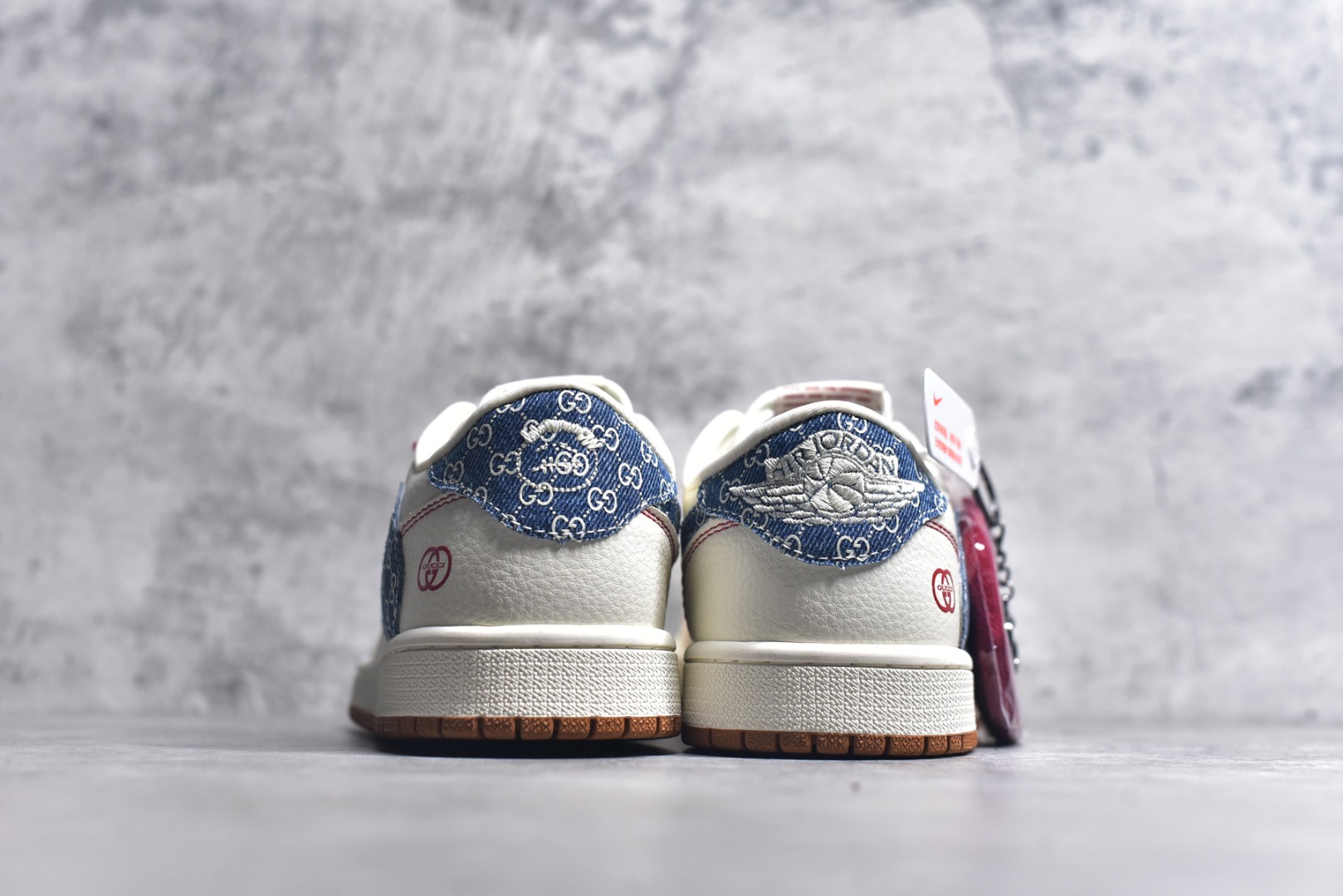图片[5]-#Travis Scott x Fragment Design x Air Jordan 1 Low OG SP AJ1 乔1 古驰联名 红线牛仔 低帮文化休闲板鞋 XQ1979-001 #多方联名合作融合了Travis Scott 独特的音乐风格，藤原浩个性的设计风格以及Jordan品牌的经典元素 使其成为一双具有独特身份和价值的鞋子 清新而立体的外观加上联名标识更突出了其独特身份 这种配色方案显示出活力和时尚感 在视觉上引人注目 鞋身的质感和细腻的细节处理使其显得高端而格调十足 这款“倒钩”联名是设计与创意完美结合 融合多方的个性风格是一款备受瞩目的潮流鞋款 尺码：36 36.5 37.5 38 38.5 39 40 40.5 41 42 42.5 43 44 44.5 45 9.E5-选品中心