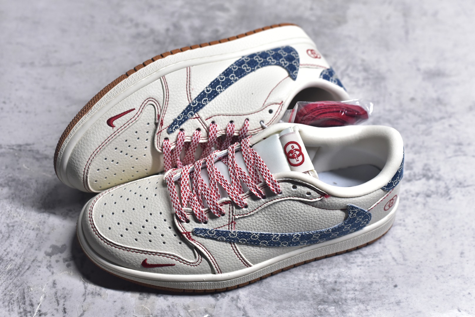 图片[7]-#Travis Scott x Fragment Design x Air Jordan 1 Low OG SP AJ1 乔1 古驰联名 红线牛仔 低帮文化休闲板鞋 XQ1979-001 #多方联名合作融合了Travis Scott 独特的音乐风格，藤原浩个性的设计风格以及Jordan品牌的经典元素 使其成为一双具有独特身份和价值的鞋子 清新而立体的外观加上联名标识更突出了其独特身份 这种配色方案显示出活力和时尚感 在视觉上引人注目 鞋身的质感和细腻的细节处理使其显得高端而格调十足 这款“倒钩”联名是设计与创意完美结合 融合多方的个性风格是一款备受瞩目的潮流鞋款 尺码：36 36.5 37.5 38 38.5 39 40 40.5 41 42 42.5 43 44 44.5 45 9.E5-选品中心