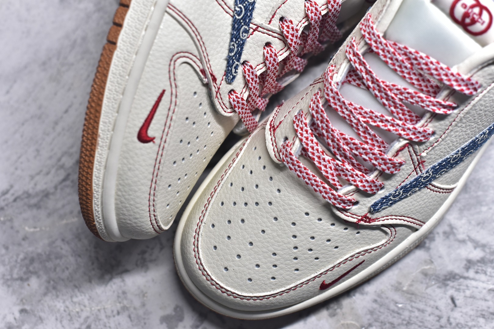 图片[8]-#Travis Scott x Fragment Design x Air Jordan 1 Low OG SP AJ1 乔1 古驰联名 红线牛仔 低帮文化休闲板鞋 XQ1979-001 #多方联名合作融合了Travis Scott 独特的音乐风格，藤原浩个性的设计风格以及Jordan品牌的经典元素 使其成为一双具有独特身份和价值的鞋子 清新而立体的外观加上联名标识更突出了其独特身份 这种配色方案显示出活力和时尚感 在视觉上引人注目 鞋身的质感和细腻的细节处理使其显得高端而格调十足 这款“倒钩”联名是设计与创意完美结合 融合多方的个性风格是一款备受瞩目的潮流鞋款 尺码：36 36.5 37.5 38 38.5 39 40 40.5 41 42 42.5 43 44 44.5 45 9.E5-选品中心