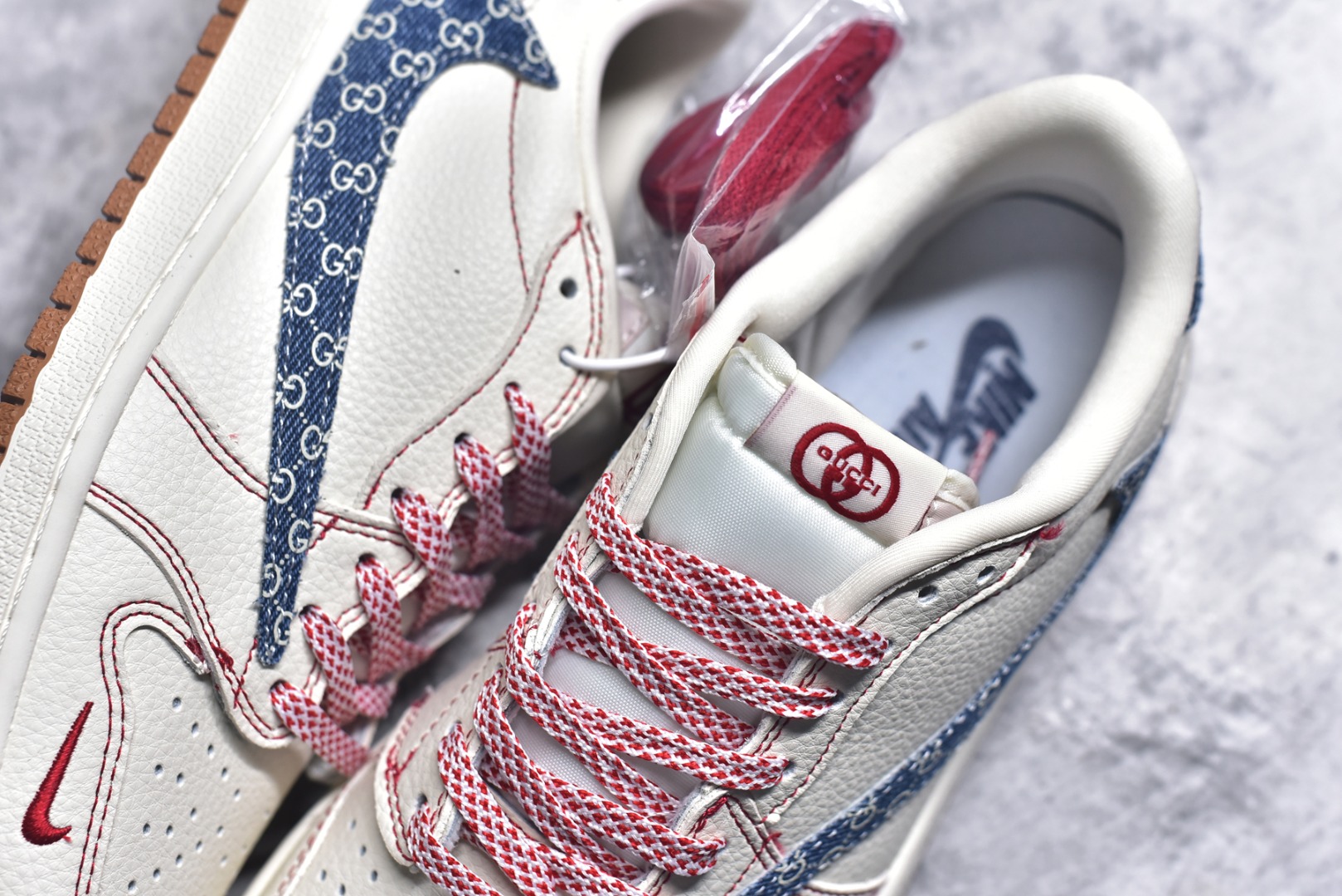 图片[9]-#Travis Scott x Fragment Design x Air Jordan 1 Low OG SP AJ1 乔1 古驰联名 红线牛仔 低帮文化休闲板鞋 XQ1979-001 #多方联名合作融合了Travis Scott 独特的音乐风格，藤原浩个性的设计风格以及Jordan品牌的经典元素 使其成为一双具有独特身份和价值的鞋子 清新而立体的外观加上联名标识更突出了其独特身份 这种配色方案显示出活力和时尚感 在视觉上引人注目 鞋身的质感和细腻的细节处理使其显得高端而格调十足 这款“倒钩”联名是设计与创意完美结合 融合多方的个性风格是一款备受瞩目的潮流鞋款 尺码：36 36.5 37.5 38 38.5 39 40 40.5 41 42 42.5 43 44 44.5 45 9.E5-选品中心