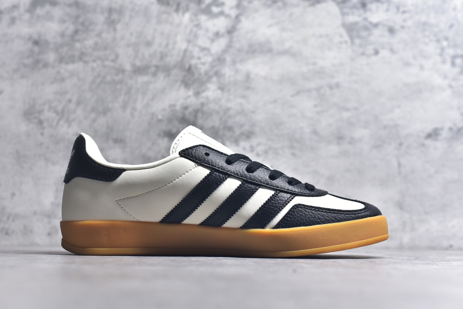 图片[3]-#adidas 德训鞋 “闪电联名-黑灰”高端定制 大厂纯原品质出货 超高清洁度 细节完美 舒适百搭 低帮休闲板鞋 男女同款 货号：SC9207-722 尺码：36 36.5 37.5 38 38.5 39 40 40.5 41 42 42.5 43 44 44.5 45-选品中心