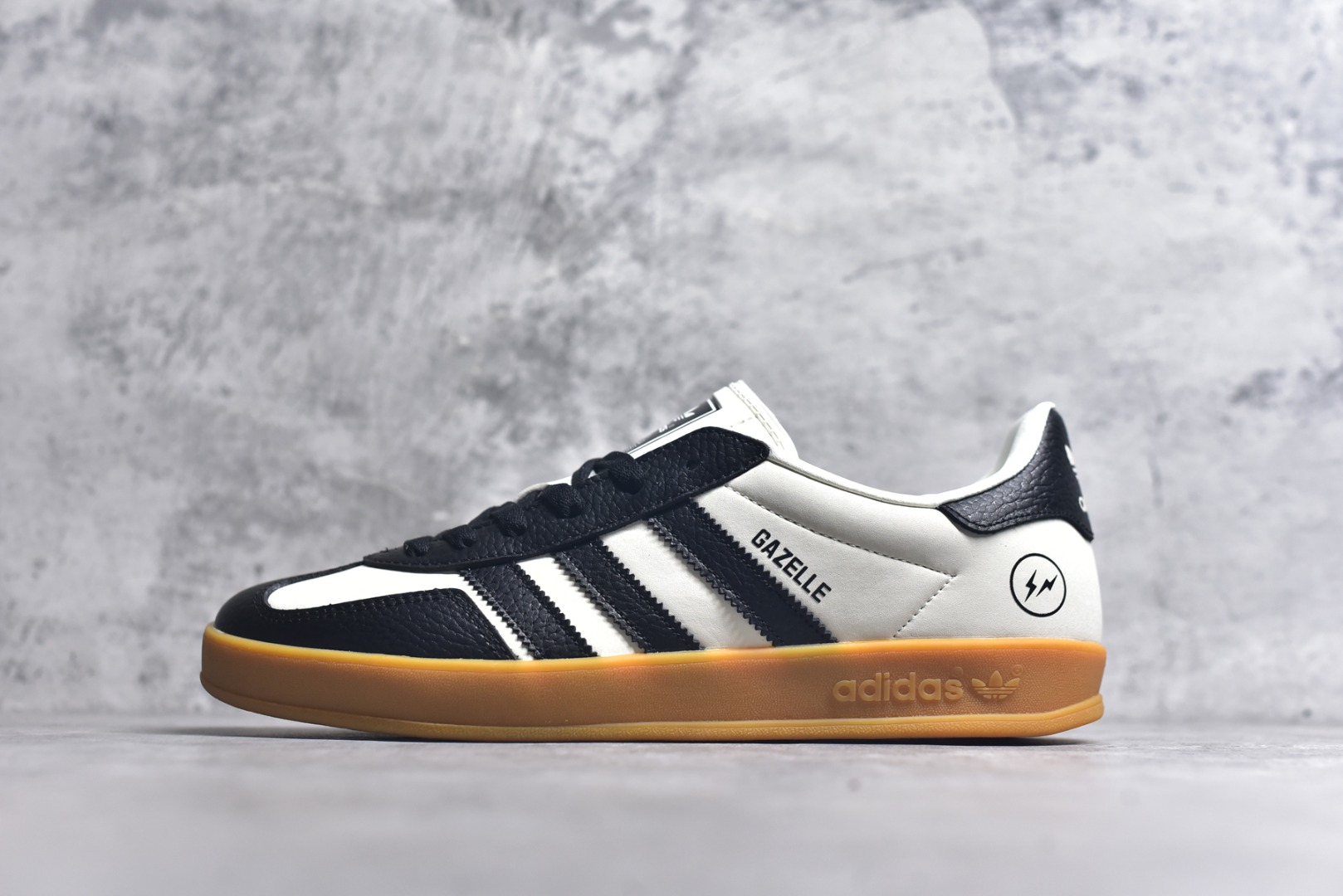#adidas 德训鞋 “闪电联名-黑灰”高端定制 大厂纯原品质出货 超高清洁度 细节完美 舒适百搭 低帮休闲板鞋 男女同款 货号：SC9207-722 尺码：36 36.5 37.5 38 38.5 39 40 40.5 41 42 42.5 43 44 44.5 45-选品中心