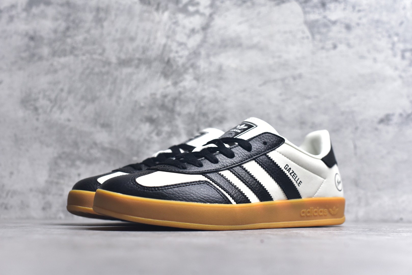 图片[2]-#adidas 德训鞋 “闪电联名-黑灰”高端定制 大厂纯原品质出货 超高清洁度 细节完美 舒适百搭 低帮休闲板鞋 男女同款 货号：SC9207-722 尺码：36 36.5 37.5 38 38.5 39 40 40.5 41 42 42.5 43 44 44.5 45-选品中心