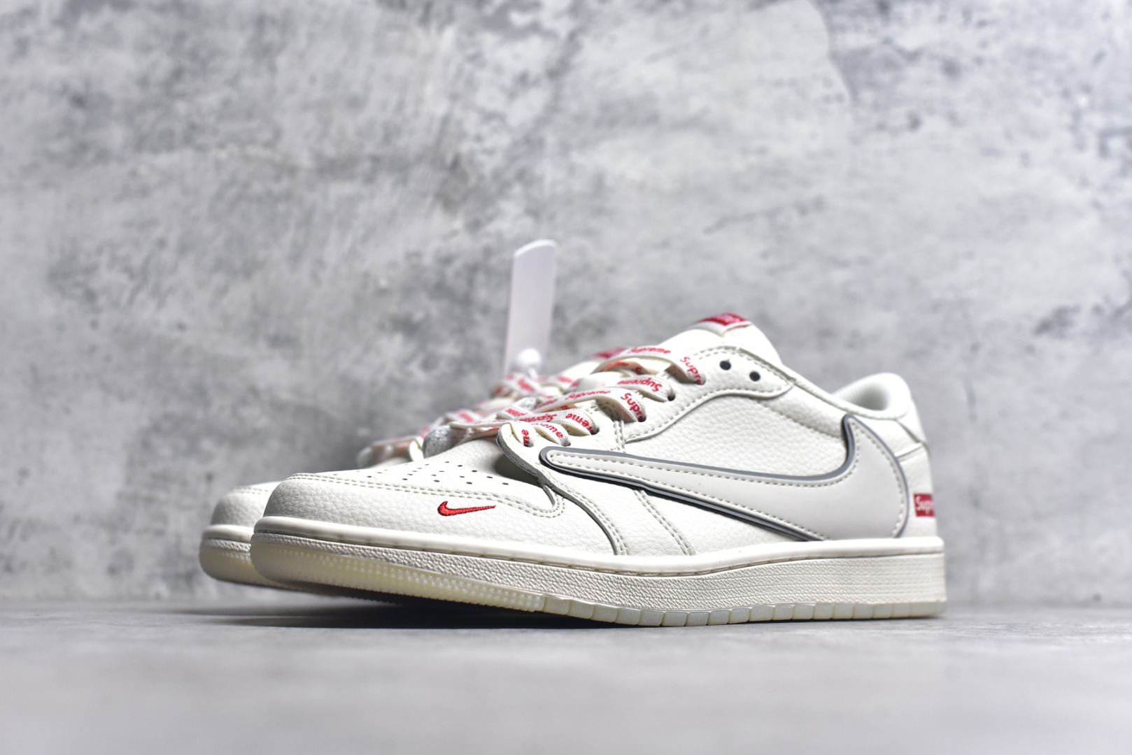 图片[2]-#Travis Scott x Fragment Design x Air Jordan 1 Low OG SP AJ1 乔1 Supreme联名 米白水晶 低帮文化休闲板鞋 XX3168-188 #多方联名合作融合了Travis Scott 独特的音乐风格，藤原浩个性的设计风格以及Jordan品牌的经典元素 使其成为一双具有独特身份和价值的鞋子 清新而立体的外观加上联名标识更突出了其独特身份 这种配色方案显示出活力和时尚感 在视觉上引人注目 鞋身的质感和细腻的细节处理使其显得高端而格调十足 这款“倒钩”联名是设计与创意完美结合 融合多方的个性风格是一款备受瞩目的潮流鞋款 尺码：36 36.5 37.5 38 38.5 39 40 40.5 41 42 42.5 43 44 44.5 45 9.E5-选品中心