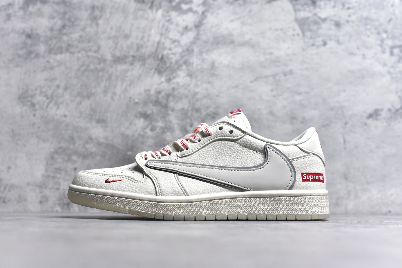 #Travis Scott x Fragment Design x Air Jordan 1 Low OG SP AJ1 乔1 Supreme联名 米白水晶 低帮文化休闲板鞋 XX3168-188 #多方联名合作融合了Travis Scott 独特的音乐风格，藤原浩个性的设计风格以及Jordan品牌的经典元素 使其成为一双具有独特身份和价值的鞋子 清新而立体的外观加上联名标识更突出了其独特身份 这种配色方案显示出活力和时尚感 在视觉上引人注目 鞋身的质感和细腻的细节处理使其显得高端而格调十足 这款“倒钩”联名是设计与创意完美结合 融合多方的个性风格是一款备受瞩目的潮流鞋款 尺码：36 36.5 37.5 38 38.5 39 40 40.5 41 42 42.5 43 44 44.5 45 9.E5-选品中心