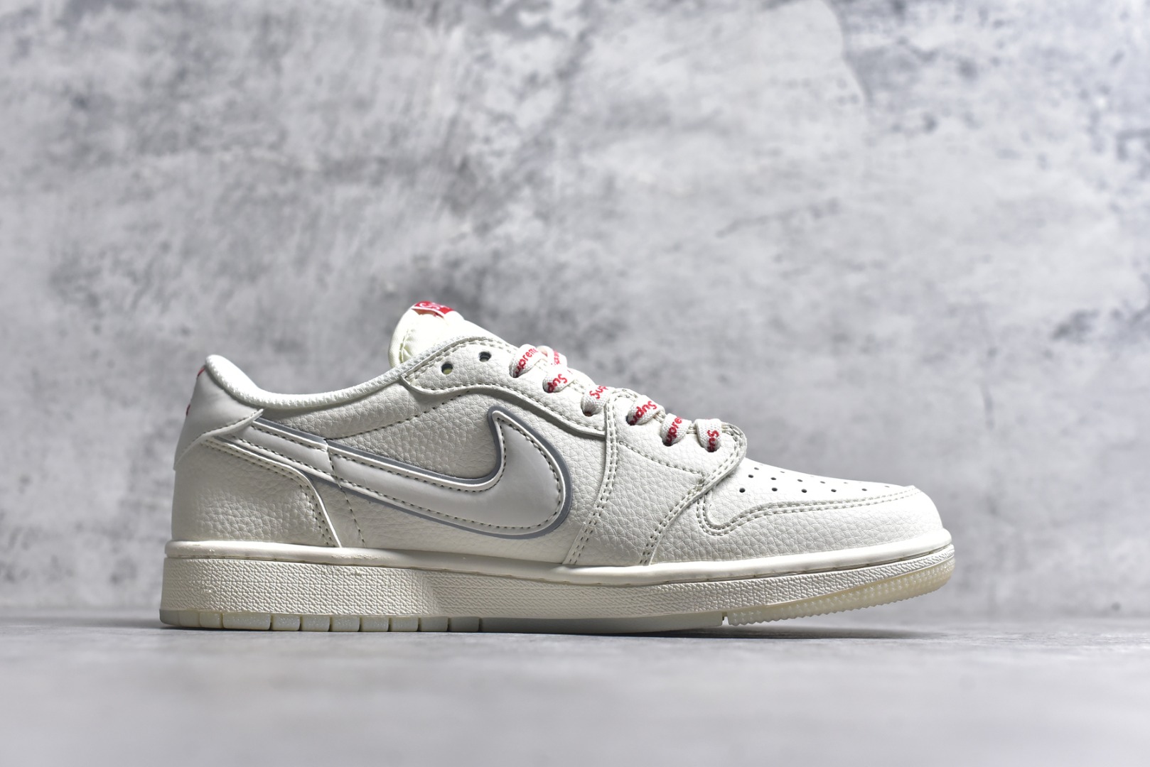 图片[3]-#Travis Scott x Fragment Design x Air Jordan 1 Low OG SP AJ1 乔1 Supreme联名 米白水晶 低帮文化休闲板鞋 XX3168-188 #多方联名合作融合了Travis Scott 独特的音乐风格，藤原浩个性的设计风格以及Jordan品牌的经典元素 使其成为一双具有独特身份和价值的鞋子 清新而立体的外观加上联名标识更突出了其独特身份 这种配色方案显示出活力和时尚感 在视觉上引人注目 鞋身的质感和细腻的细节处理使其显得高端而格调十足 这款“倒钩”联名是设计与创意完美结合 融合多方的个性风格是一款备受瞩目的潮流鞋款 尺码：36 36.5 37.5 38 38.5 39 40 40.5 41 42 42.5 43 44 44.5 45 9.E5-选品中心