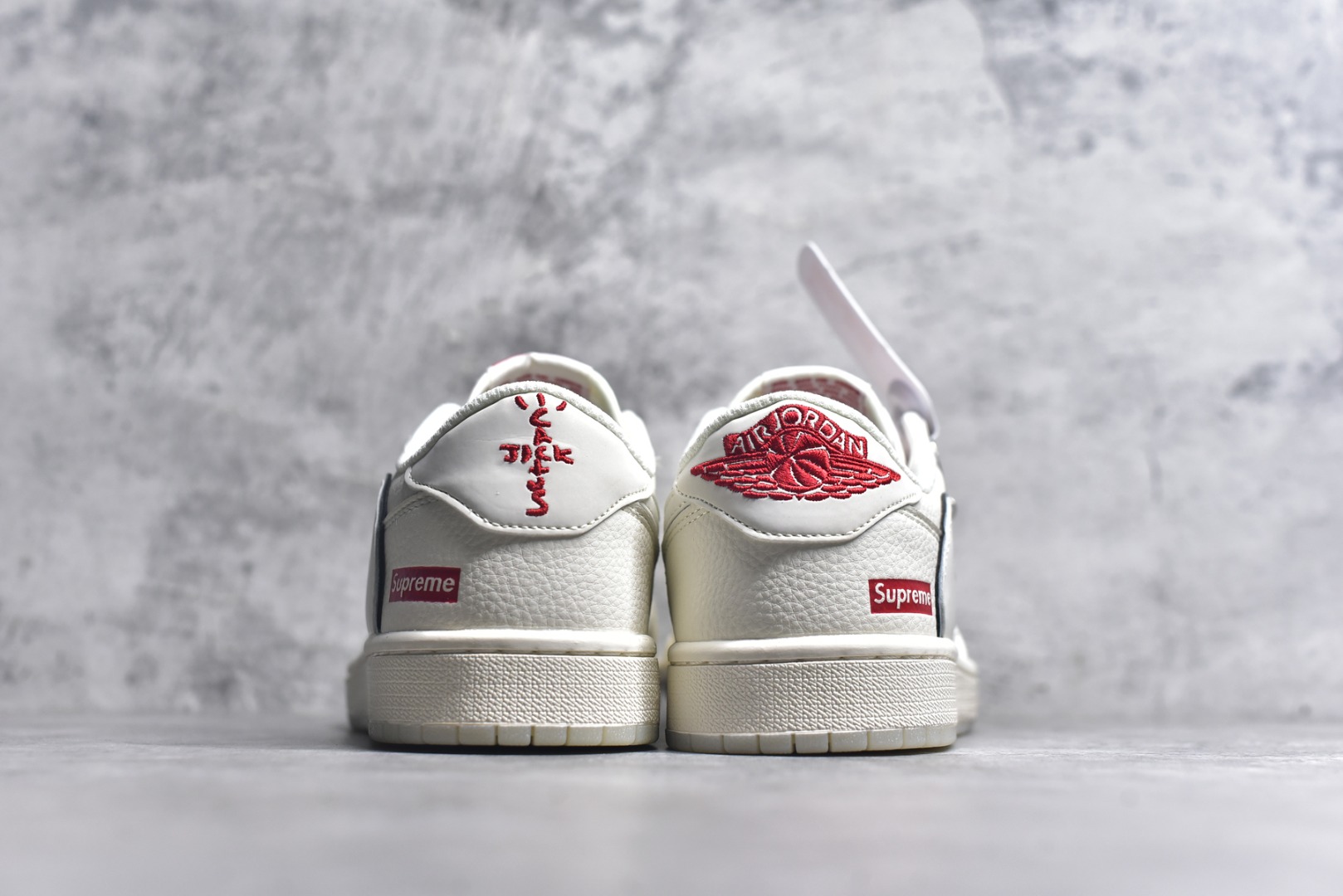 图片[5]-#Travis Scott x Fragment Design x Air Jordan 1 Low OG SP AJ1 乔1 Supreme联名 米白水晶 低帮文化休闲板鞋 XX3168-188 #多方联名合作融合了Travis Scott 独特的音乐风格，藤原浩个性的设计风格以及Jordan品牌的经典元素 使其成为一双具有独特身份和价值的鞋子 清新而立体的外观加上联名标识更突出了其独特身份 这种配色方案显示出活力和时尚感 在视觉上引人注目 鞋身的质感和细腻的细节处理使其显得高端而格调十足 这款“倒钩”联名是设计与创意完美结合 融合多方的个性风格是一款备受瞩目的潮流鞋款 尺码：36 36.5 37.5 38 38.5 39 40 40.5 41 42 42.5 43 44 44.5 45 9.E5-选品中心