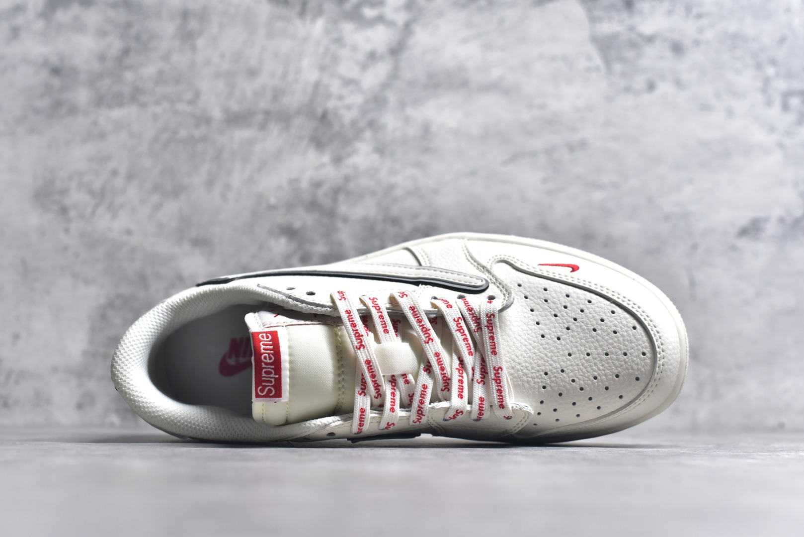 图片[4]-#Travis Scott x Fragment Design x Air Jordan 1 Low OG SP AJ1 乔1 Supreme联名 米白水晶 低帮文化休闲板鞋 XX3168-188 #多方联名合作融合了Travis Scott 独特的音乐风格，藤原浩个性的设计风格以及Jordan品牌的经典元素 使其成为一双具有独特身份和价值的鞋子 清新而立体的外观加上联名标识更突出了其独特身份 这种配色方案显示出活力和时尚感 在视觉上引人注目 鞋身的质感和细腻的细节处理使其显得高端而格调十足 这款“倒钩”联名是设计与创意完美结合 融合多方的个性风格是一款备受瞩目的潮流鞋款 尺码：36 36.5 37.5 38 38.5 39 40 40.5 41 42 42.5 43 44 44.5 45 9.E5-选品中心