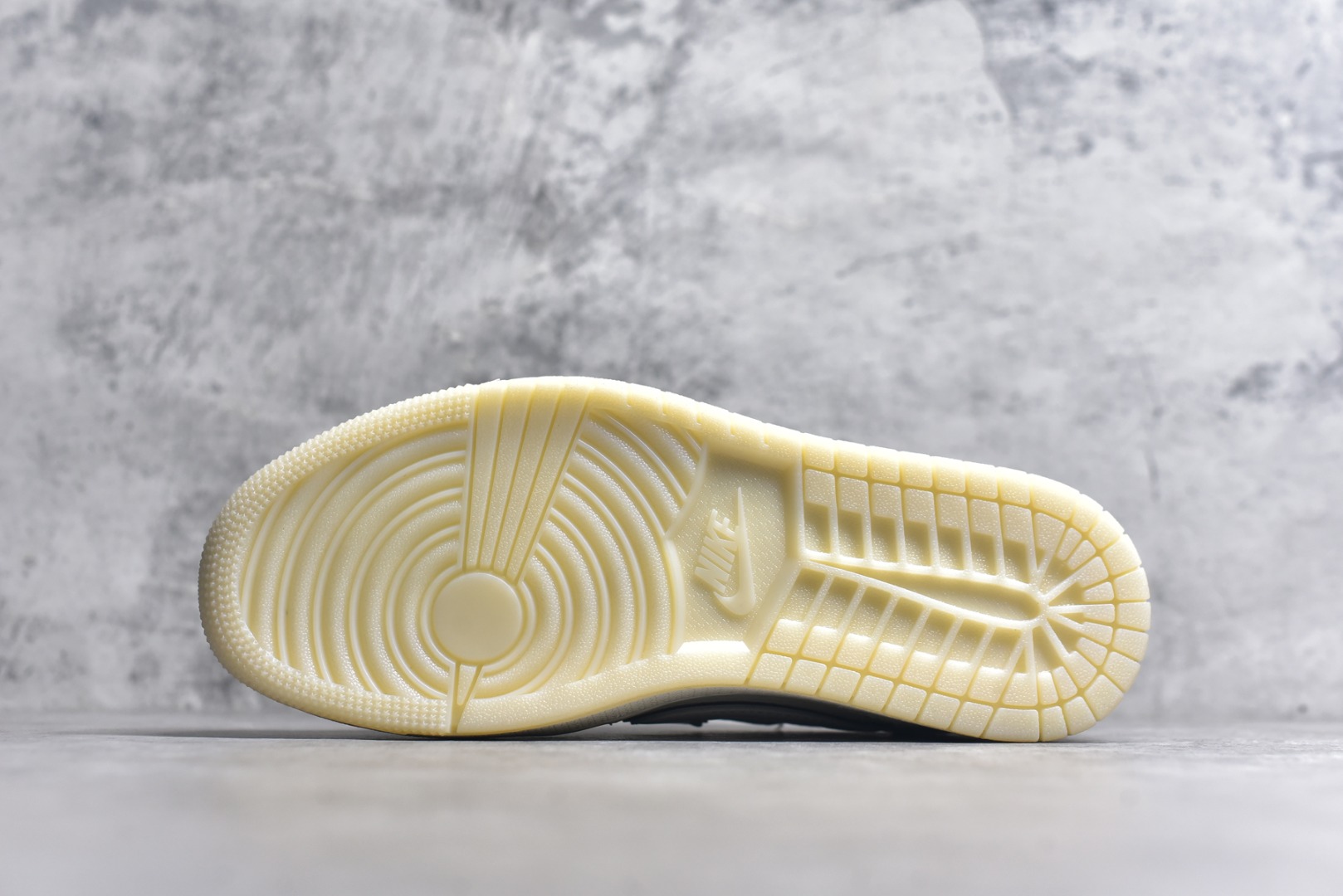 图片[6]-#Travis Scott x Fragment Design x Air Jordan 1 Low OG SP AJ1 乔1 Supreme联名 米白水晶 低帮文化休闲板鞋 XX3168-188 #多方联名合作融合了Travis Scott 独特的音乐风格，藤原浩个性的设计风格以及Jordan品牌的经典元素 使其成为一双具有独特身份和价值的鞋子 清新而立体的外观加上联名标识更突出了其独特身份 这种配色方案显示出活力和时尚感 在视觉上引人注目 鞋身的质感和细腻的细节处理使其显得高端而格调十足 这款“倒钩”联名是设计与创意完美结合 融合多方的个性风格是一款备受瞩目的潮流鞋款 尺码：36 36.5 37.5 38 38.5 39 40 40.5 41 42 42.5 43 44 44.5 45 9.E5-选品中心