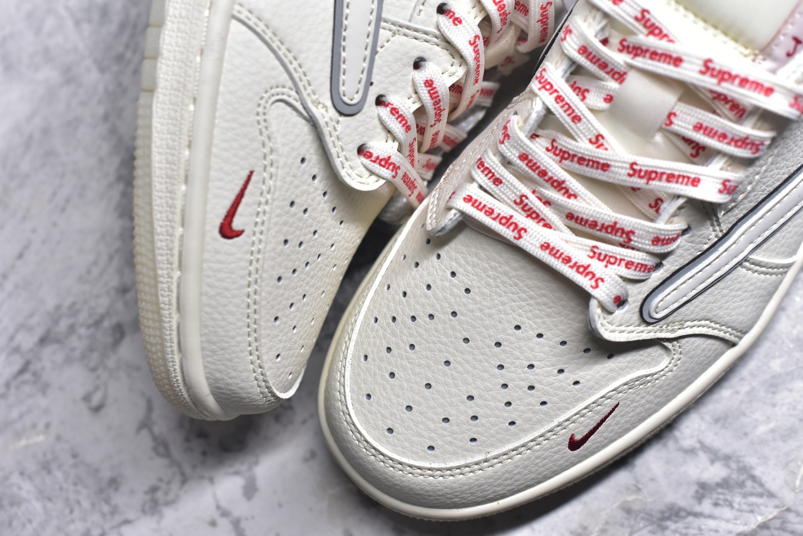 图片[8]-#Travis Scott x Fragment Design x Air Jordan 1 Low OG SP AJ1 乔1 Supreme联名 米白水晶 低帮文化休闲板鞋 XX3168-188 #多方联名合作融合了Travis Scott 独特的音乐风格，藤原浩个性的设计风格以及Jordan品牌的经典元素 使其成为一双具有独特身份和价值的鞋子 清新而立体的外观加上联名标识更突出了其独特身份 这种配色方案显示出活力和时尚感 在视觉上引人注目 鞋身的质感和细腻的细节处理使其显得高端而格调十足 这款“倒钩”联名是设计与创意完美结合 融合多方的个性风格是一款备受瞩目的潮流鞋款 尺码：36 36.5 37.5 38 38.5 39 40 40.5 41 42 42.5 43 44 44.5 45 9.E5-选品中心