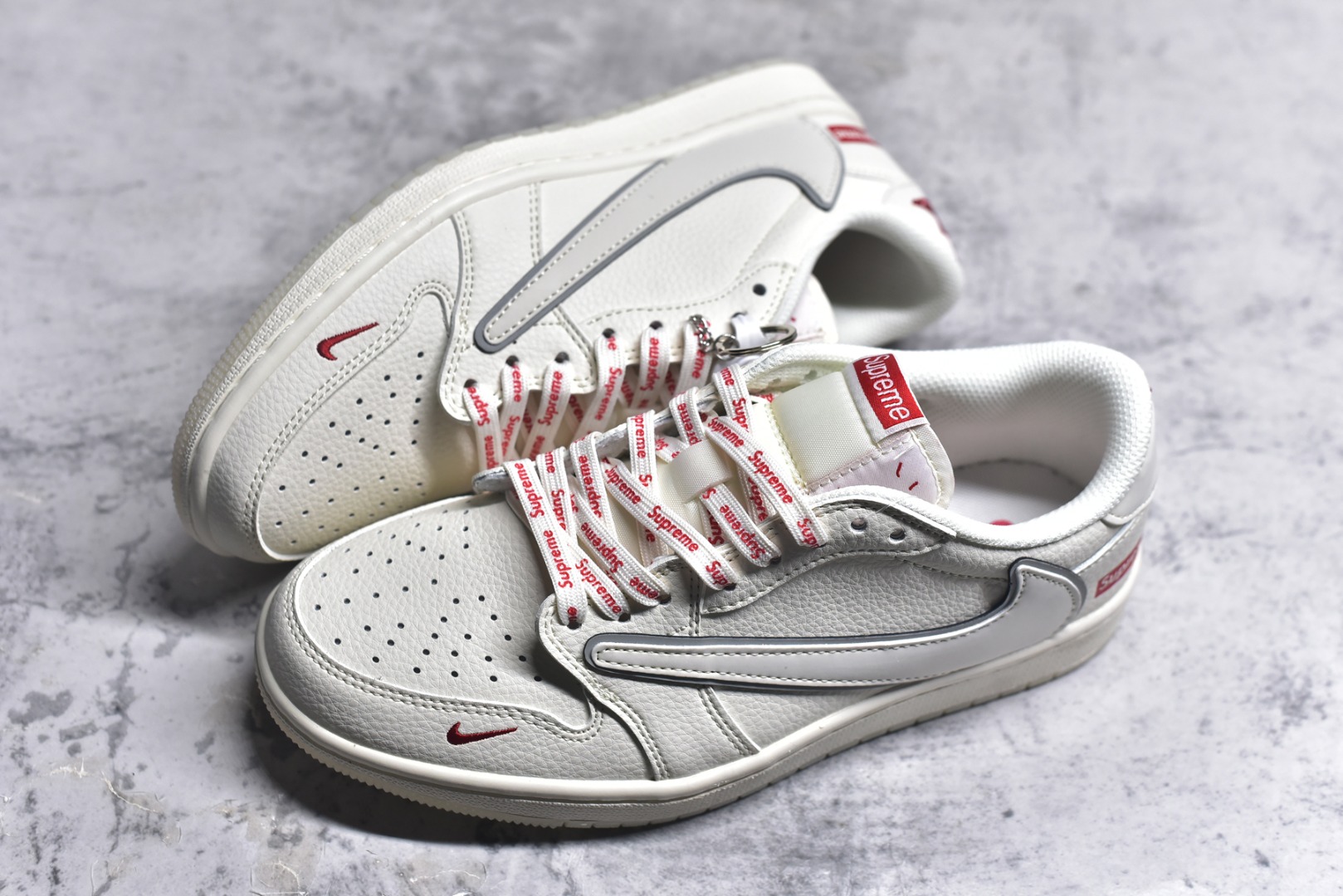 图片[7]-#Travis Scott x Fragment Design x Air Jordan 1 Low OG SP AJ1 乔1 Supreme联名 米白水晶 低帮文化休闲板鞋 XX3168-188 #多方联名合作融合了Travis Scott 独特的音乐风格，藤原浩个性的设计风格以及Jordan品牌的经典元素 使其成为一双具有独特身份和价值的鞋子 清新而立体的外观加上联名标识更突出了其独特身份 这种配色方案显示出活力和时尚感 在视觉上引人注目 鞋身的质感和细腻的细节处理使其显得高端而格调十足 这款“倒钩”联名是设计与创意完美结合 融合多方的个性风格是一款备受瞩目的潮流鞋款 尺码：36 36.5 37.5 38 38.5 39 40 40.5 41 42 42.5 43 44 44.5 45 9.E5-选品中心