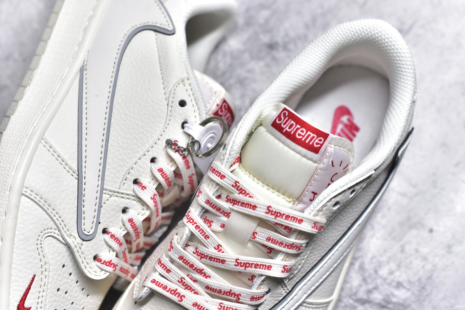 图片[9]-#Travis Scott x Fragment Design x Air Jordan 1 Low OG SP AJ1 乔1 Supreme联名 米白水晶 低帮文化休闲板鞋 XX3168-188 #多方联名合作融合了Travis Scott 独特的音乐风格，藤原浩个性的设计风格以及Jordan品牌的经典元素 使其成为一双具有独特身份和价值的鞋子 清新而立体的外观加上联名标识更突出了其独特身份 这种配色方案显示出活力和时尚感 在视觉上引人注目 鞋身的质感和细腻的细节处理使其显得高端而格调十足 这款“倒钩”联名是设计与创意完美结合 融合多方的个性风格是一款备受瞩目的潮流鞋款 尺码：36 36.5 37.5 38 38.5 39 40 40.5 41 42 42.5 43 44 44.5 45 9.E5-选品中心