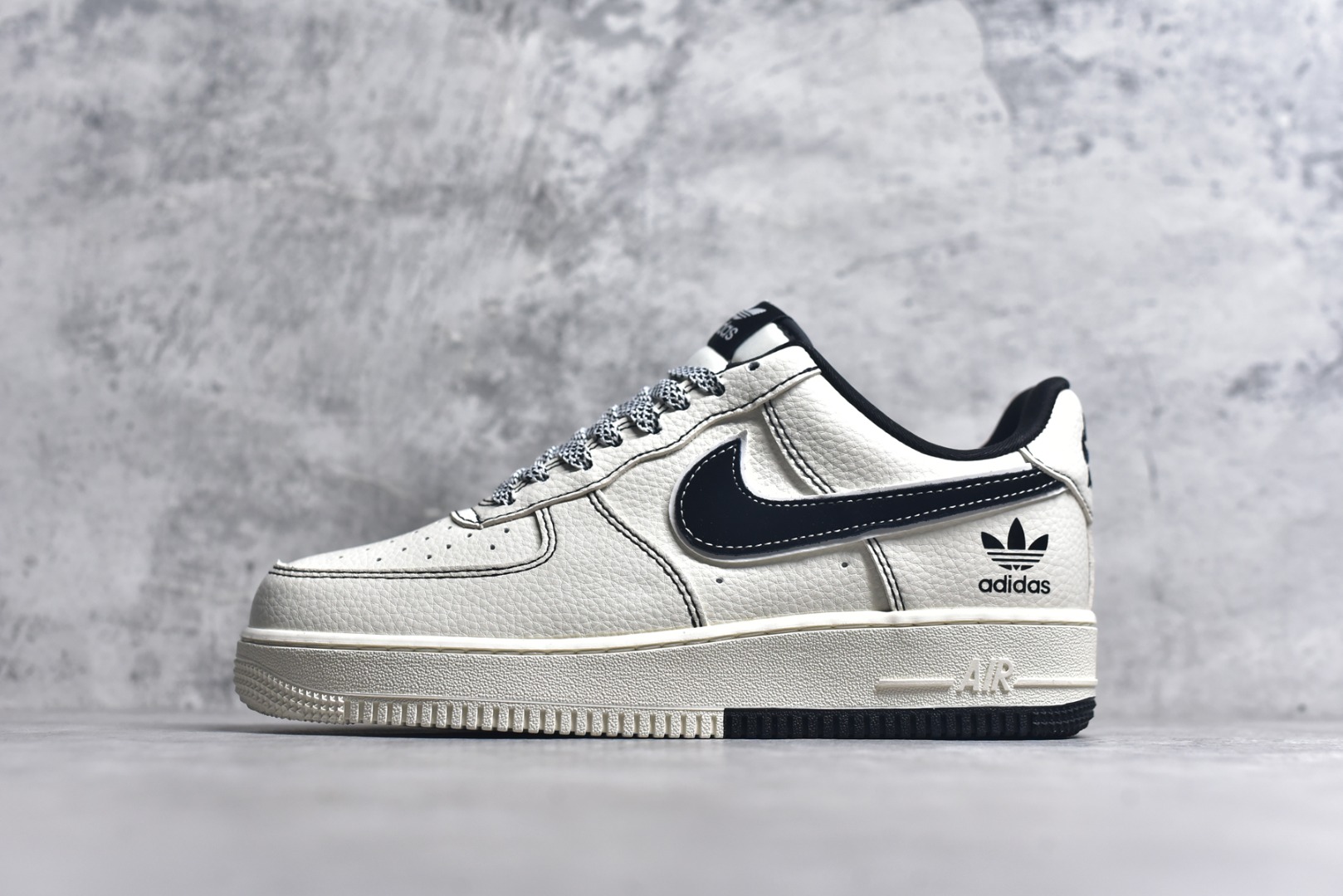 #Nike Air Force 1\’07 Low 黑线双拼底 空军一号低帮休闲板鞋 KB1688-003 #原楦头原纸板 原装鞋盒 定制五金配件 内置全掌气垫 原厂鞋底 尺码：36 36.5 37.5 38 38.5 39 40 40.5 41 42 42.5 43 44 44.5 45 9.D4-选品中心