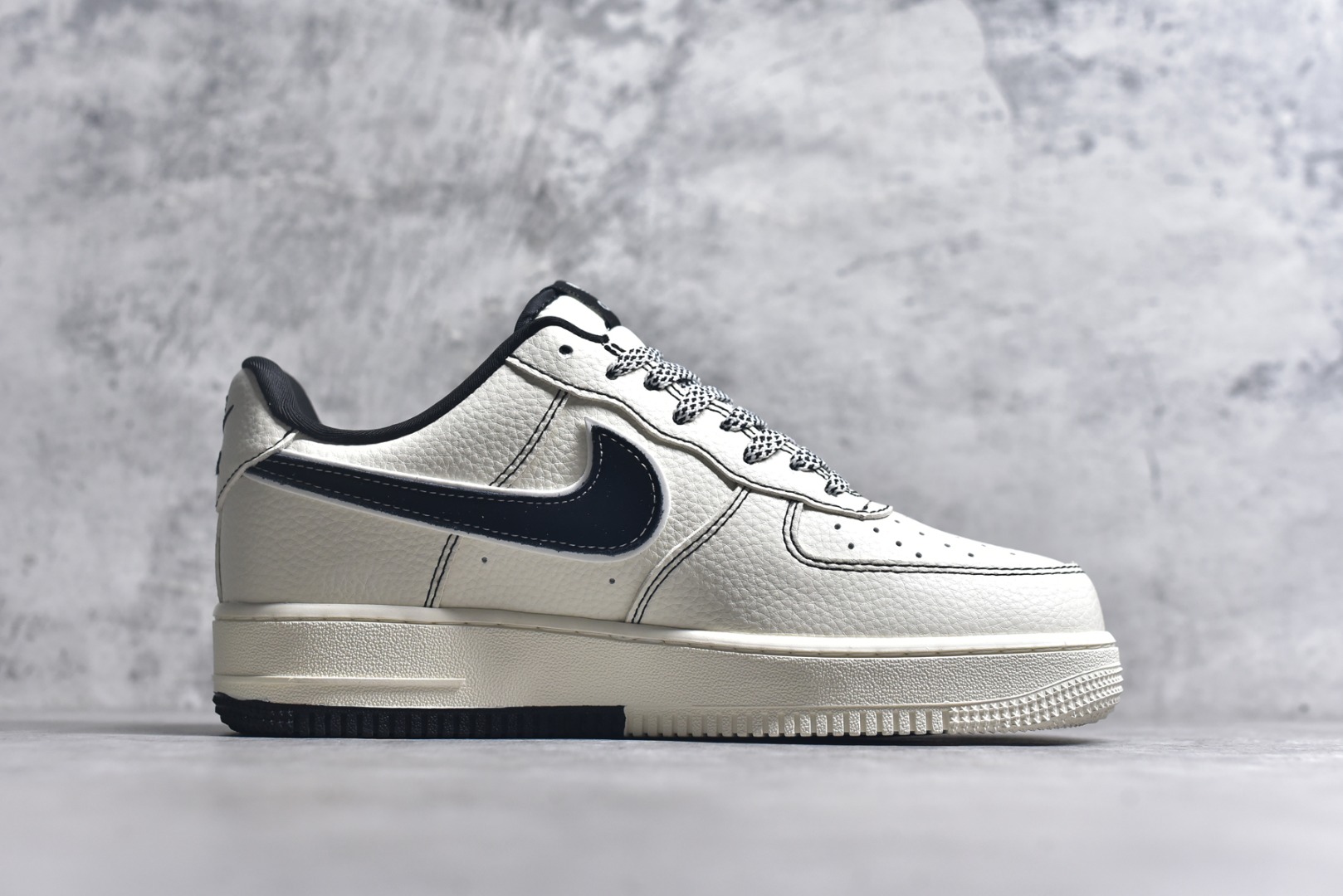 图片[3]-#Nike Air Force 1\’07 Low 黑线双拼底 空军一号低帮休闲板鞋 KB1688-003 #原楦头原纸板 原装鞋盒 定制五金配件 内置全掌气垫 原厂鞋底 尺码：36 36.5 37.5 38 38.5 39 40 40.5 41 42 42.5 43 44 44.5 45 9.D4-选品中心